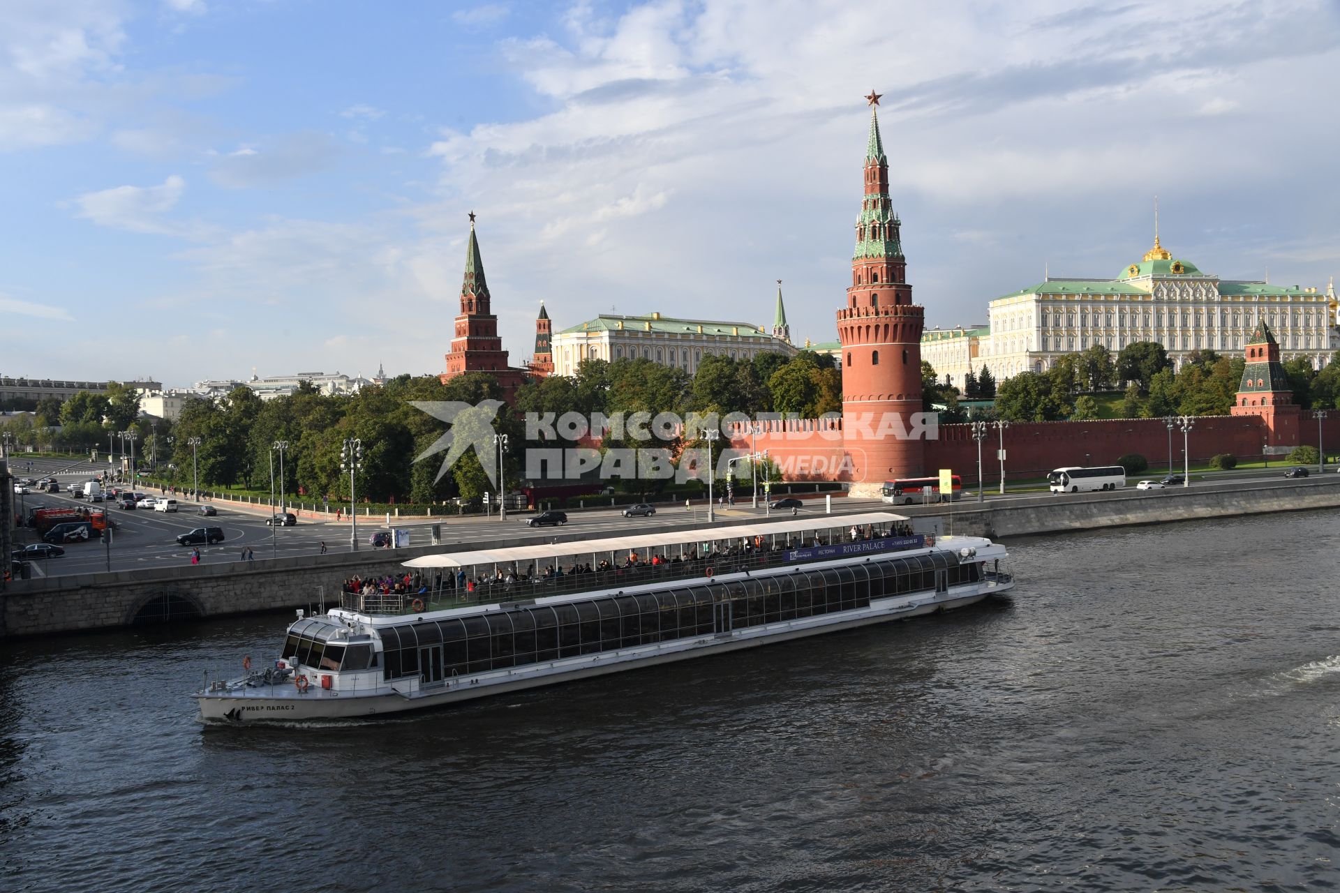 Москва. Прогулочный теплоход  у Кремлевской набережной.