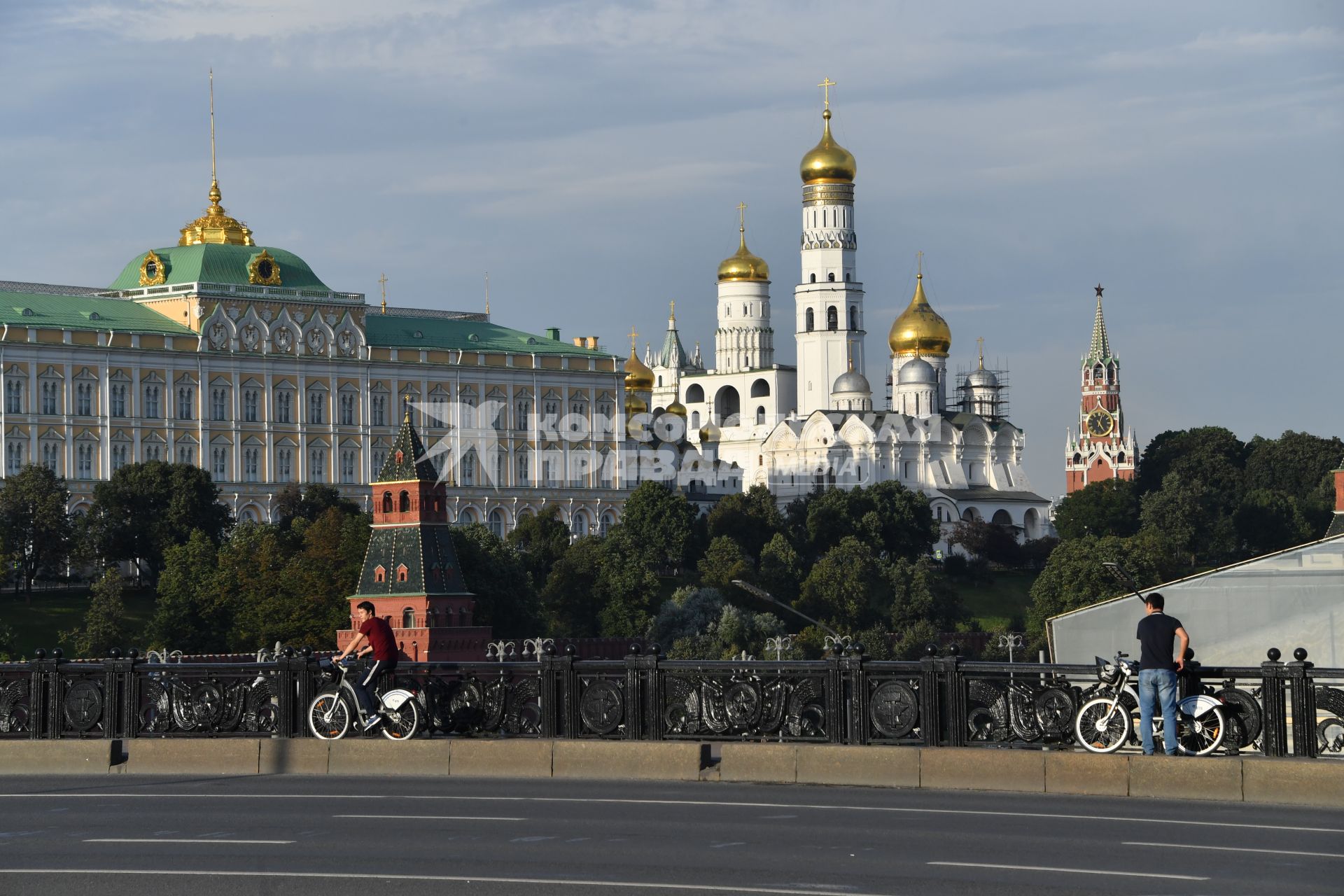 Москва.  Вид на Кремль с  Большого Каменного моста.