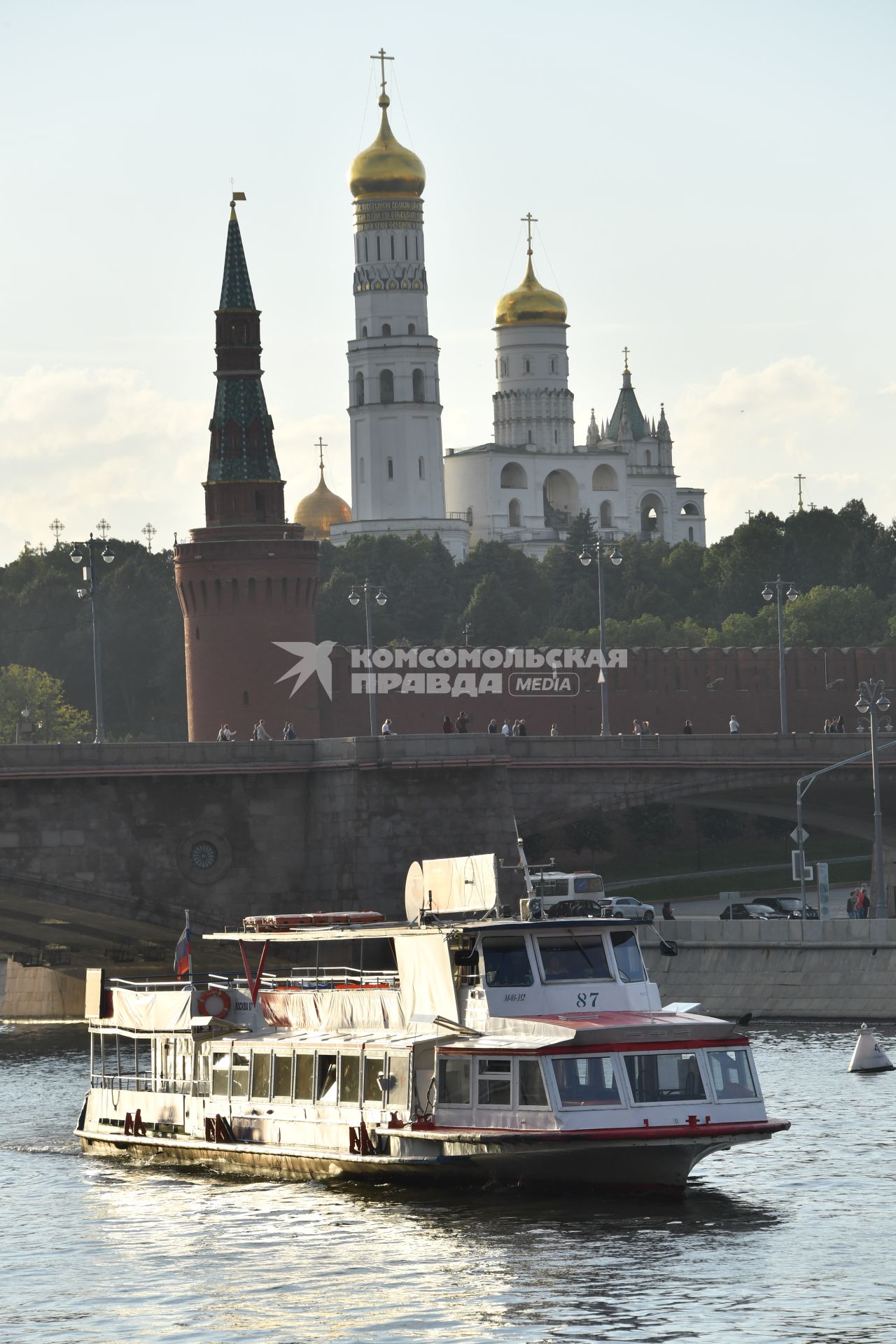 Москва. Вид на Кремль и Большой Москворецкий мост с Раушской набережной.