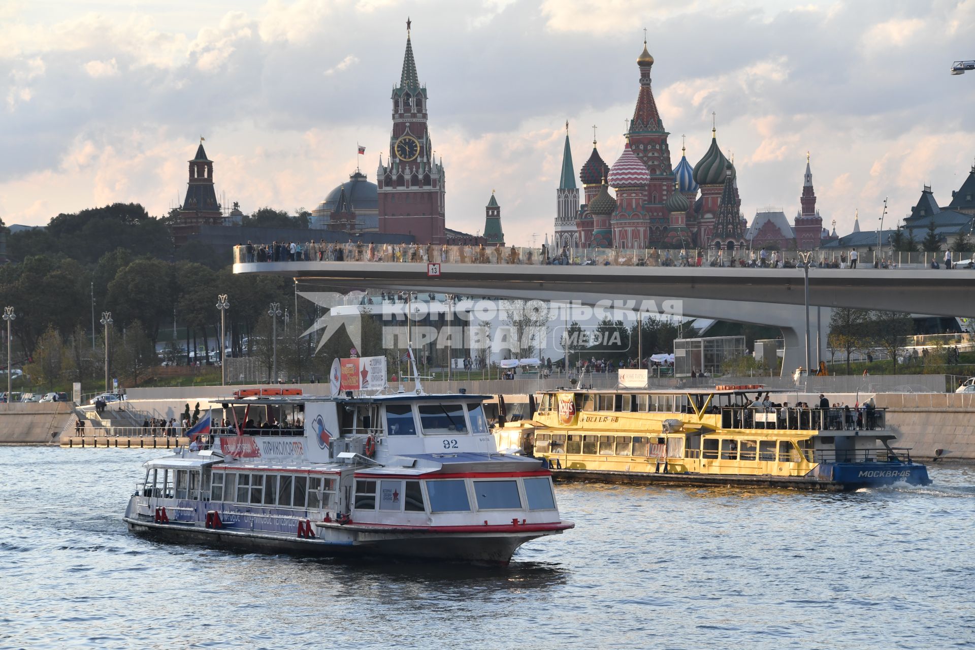 Москва. Вид на парк `Зарядье` и Москворецкую набережную.