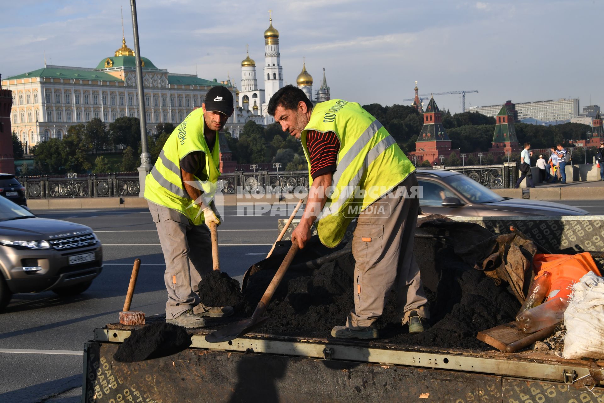 Москва. Дорожно-ремонтные  работы на Большом Каменном мосту.