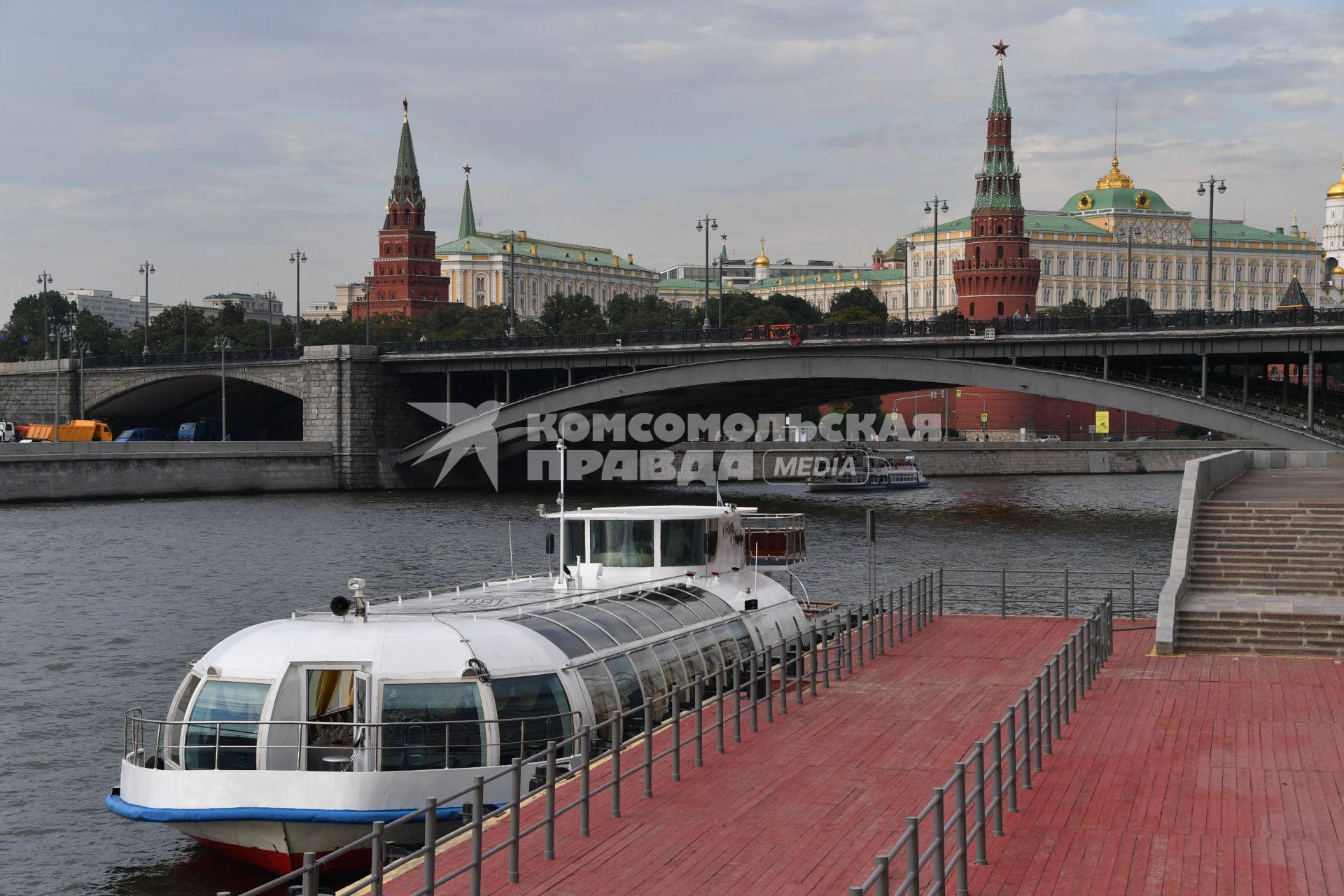 Москва. Прогулочный теплоход у причала  Большой Каменный мост.