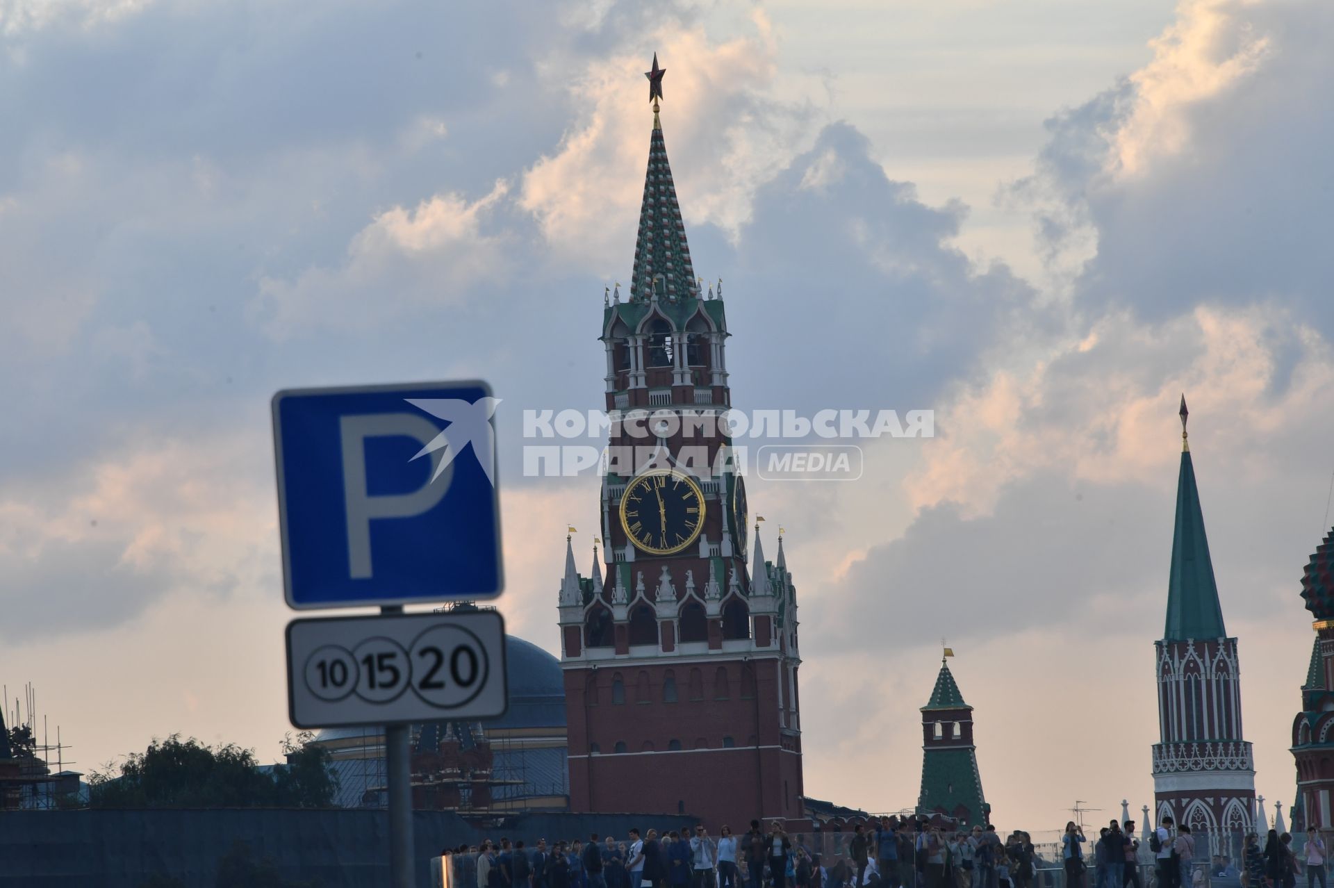 Москва.  Дорожный знак `Платная парковка` на Москворецкой набережной.