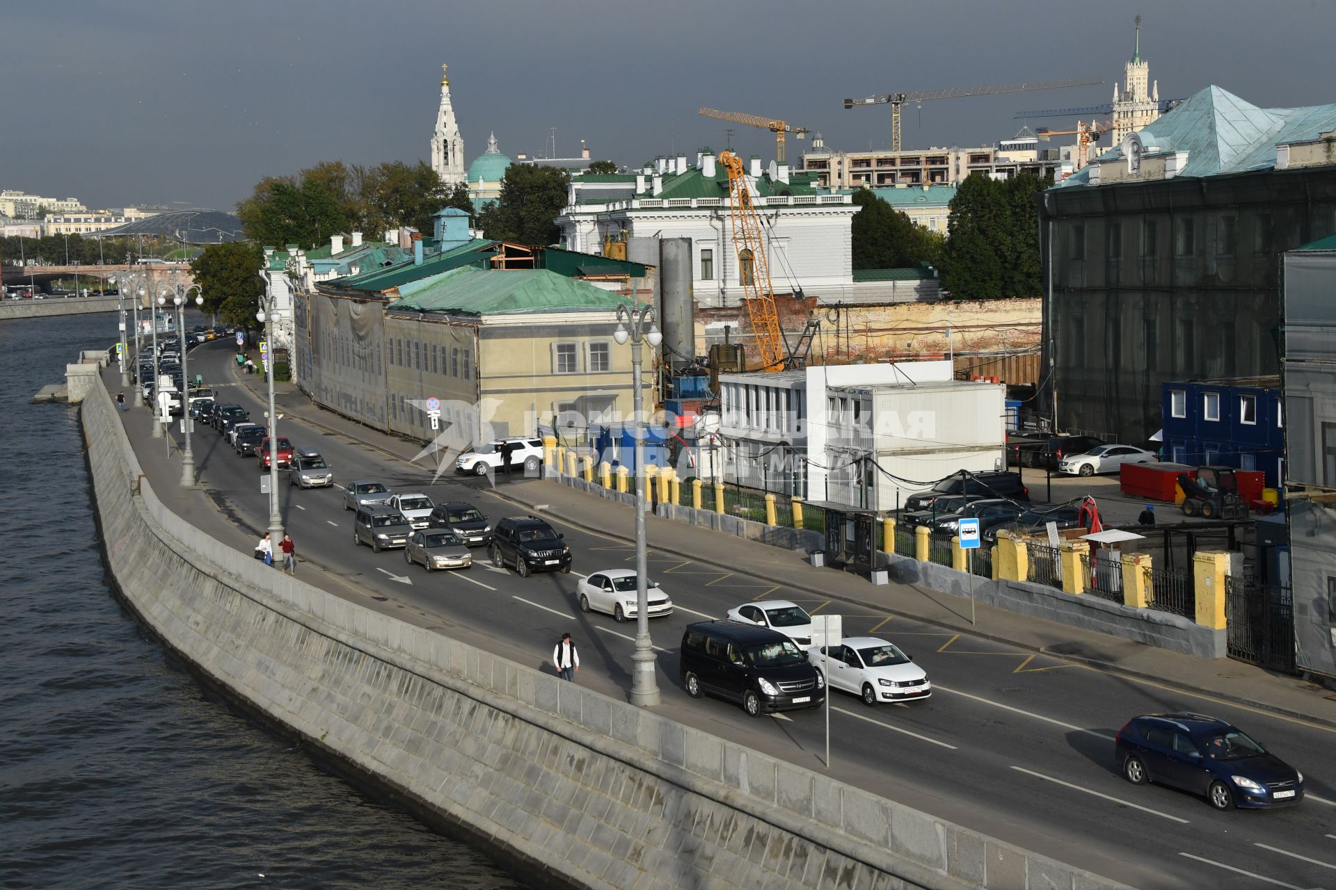 Москва. Вид на Софийскую набережную.