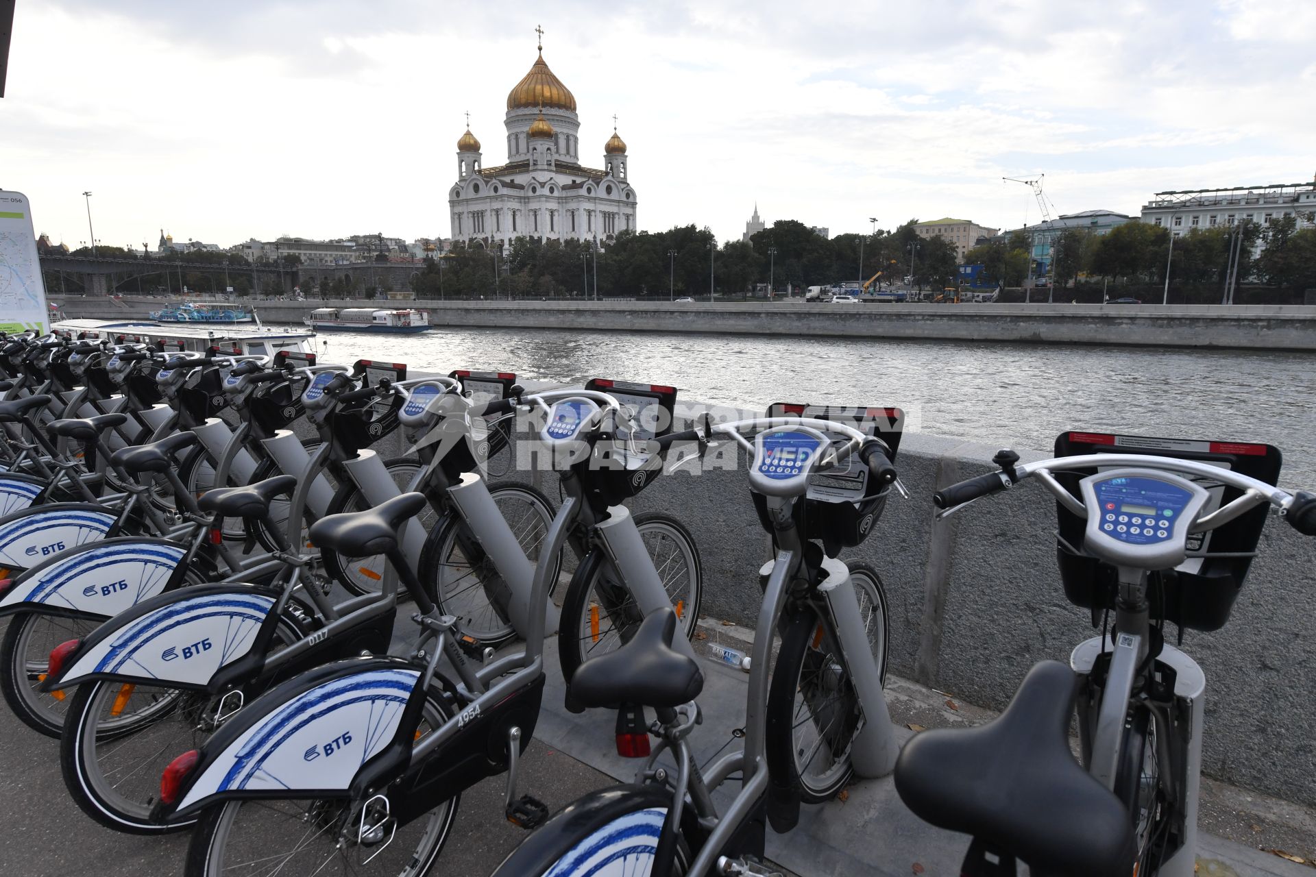 Москва. Прокат велосипедов на Берсеневской набережной.