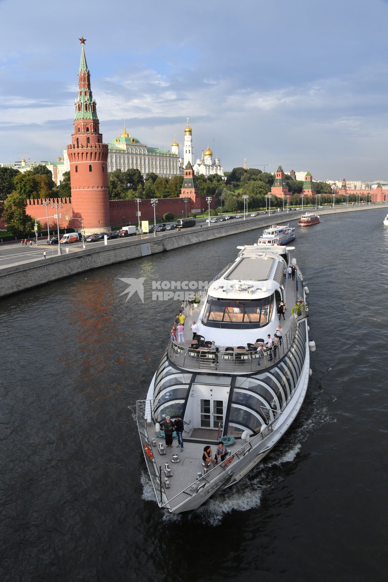 Москва. Прогулочный теплоход  у Кремлевской набережной.