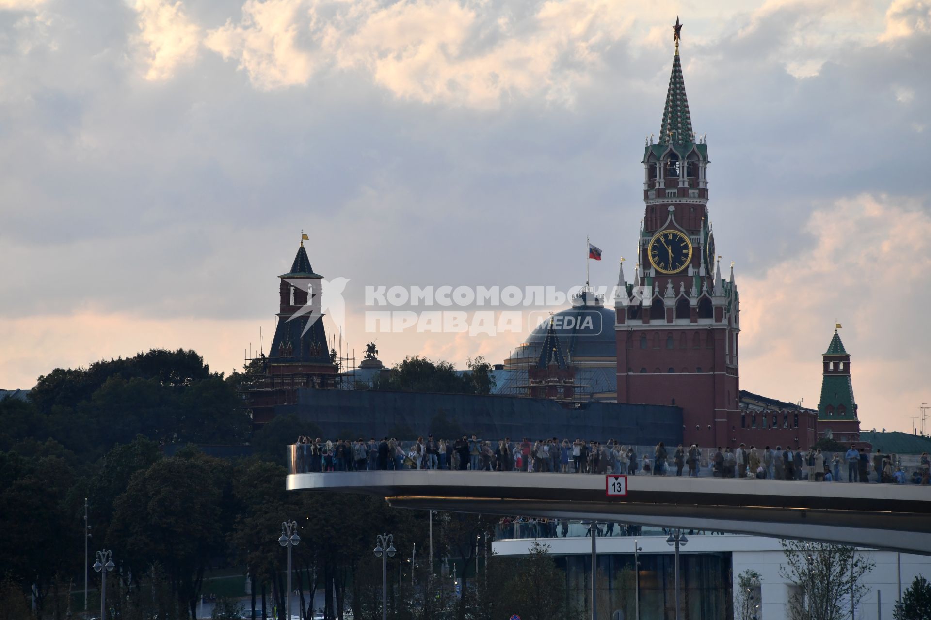 Москва. Вид на  парящий мост и Спасскую башню  .