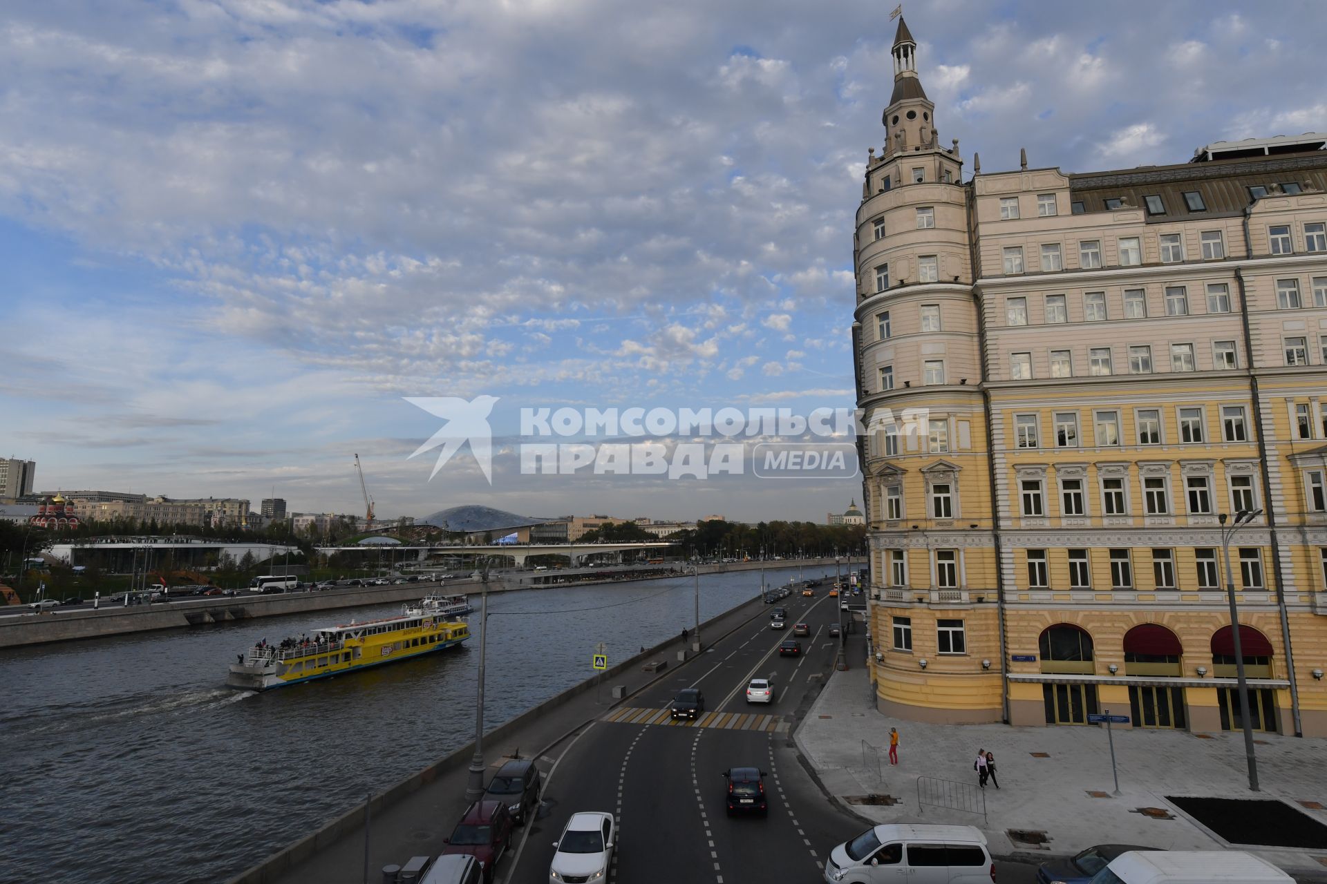 Москва. Вид на Раушскую набережную у  гостиницы `Балчуг Кемпински ` .