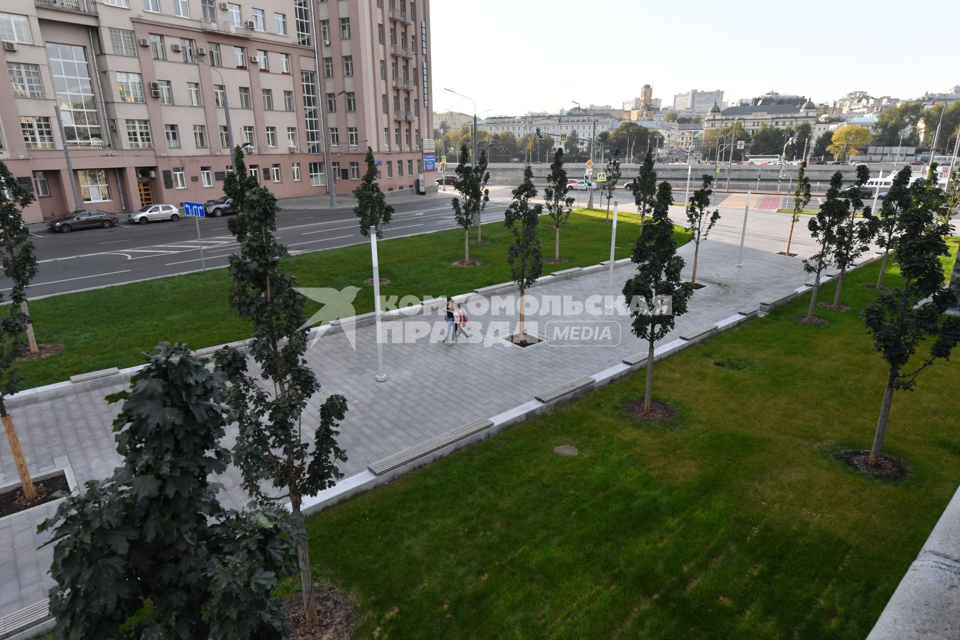 Москва.  Посадки молодых деревьев у Большого Каменного моста.