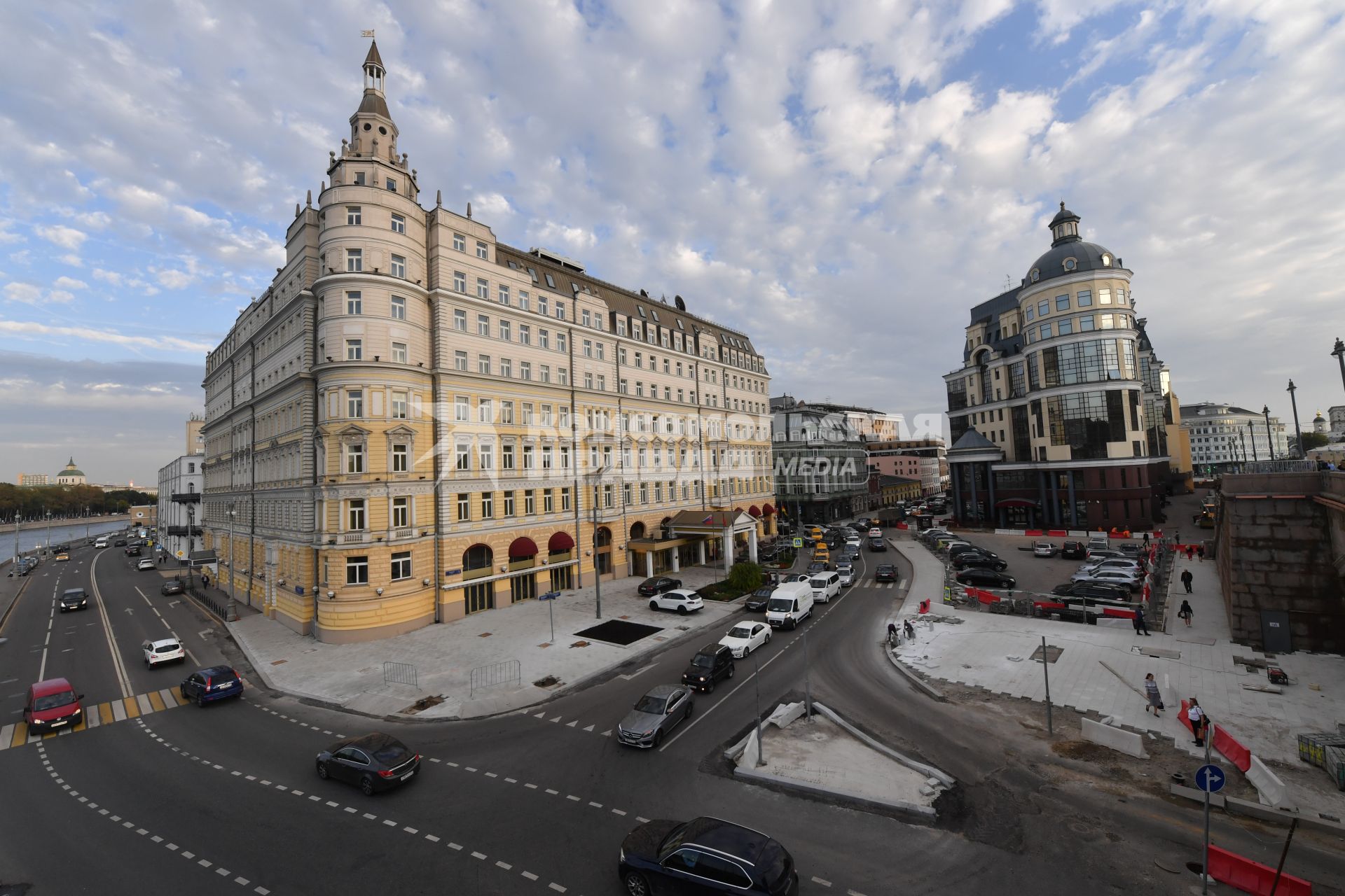 Москва. Укладка дорожной плитки у  гостиницы `Балчуг Кемпински `(слева) и  Главного управления ЦБ РФ на улице Балчуг.