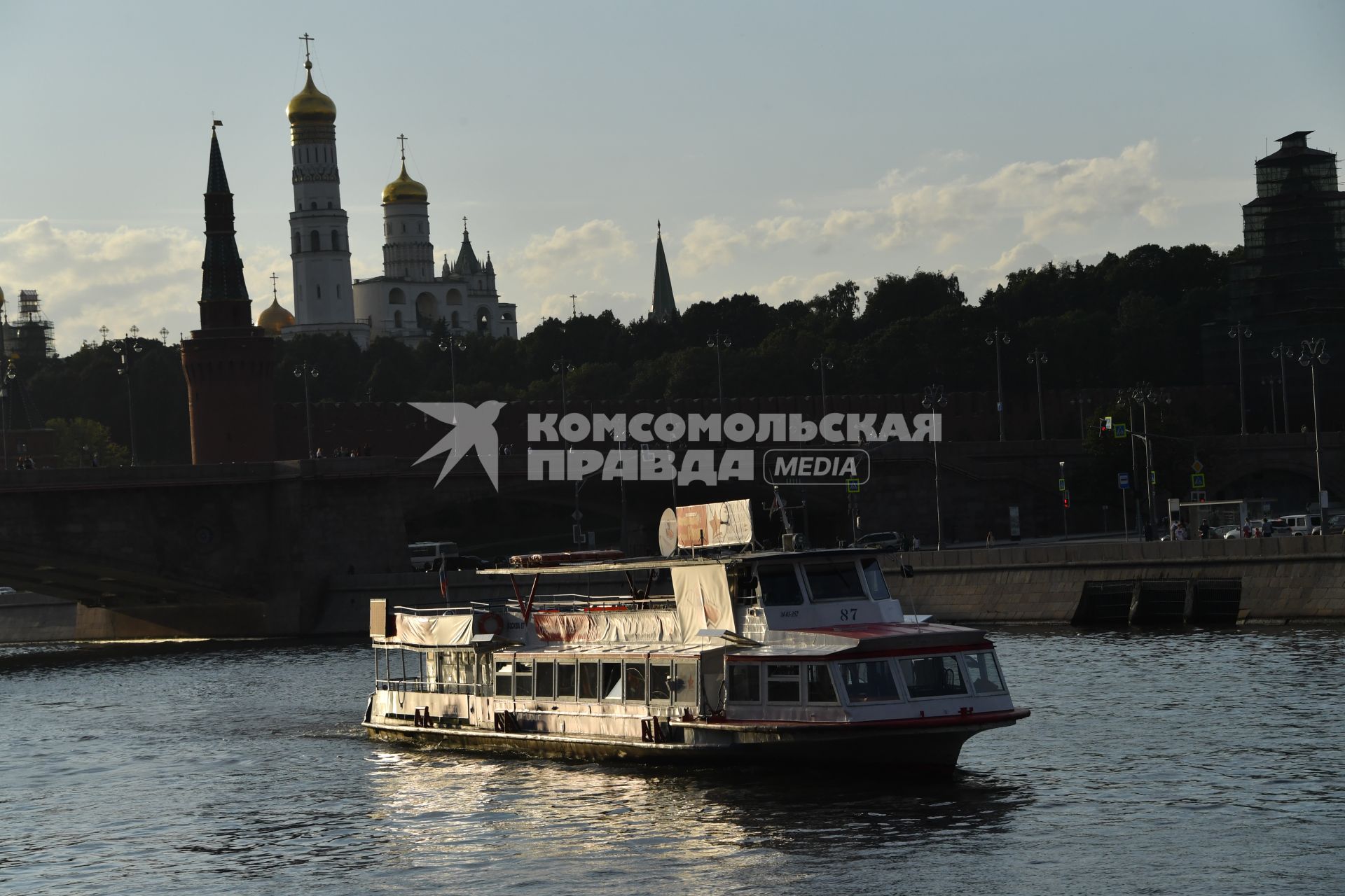 Москва. Вид на Кремль и Большой Москворецкий мост с Раушской набережной.