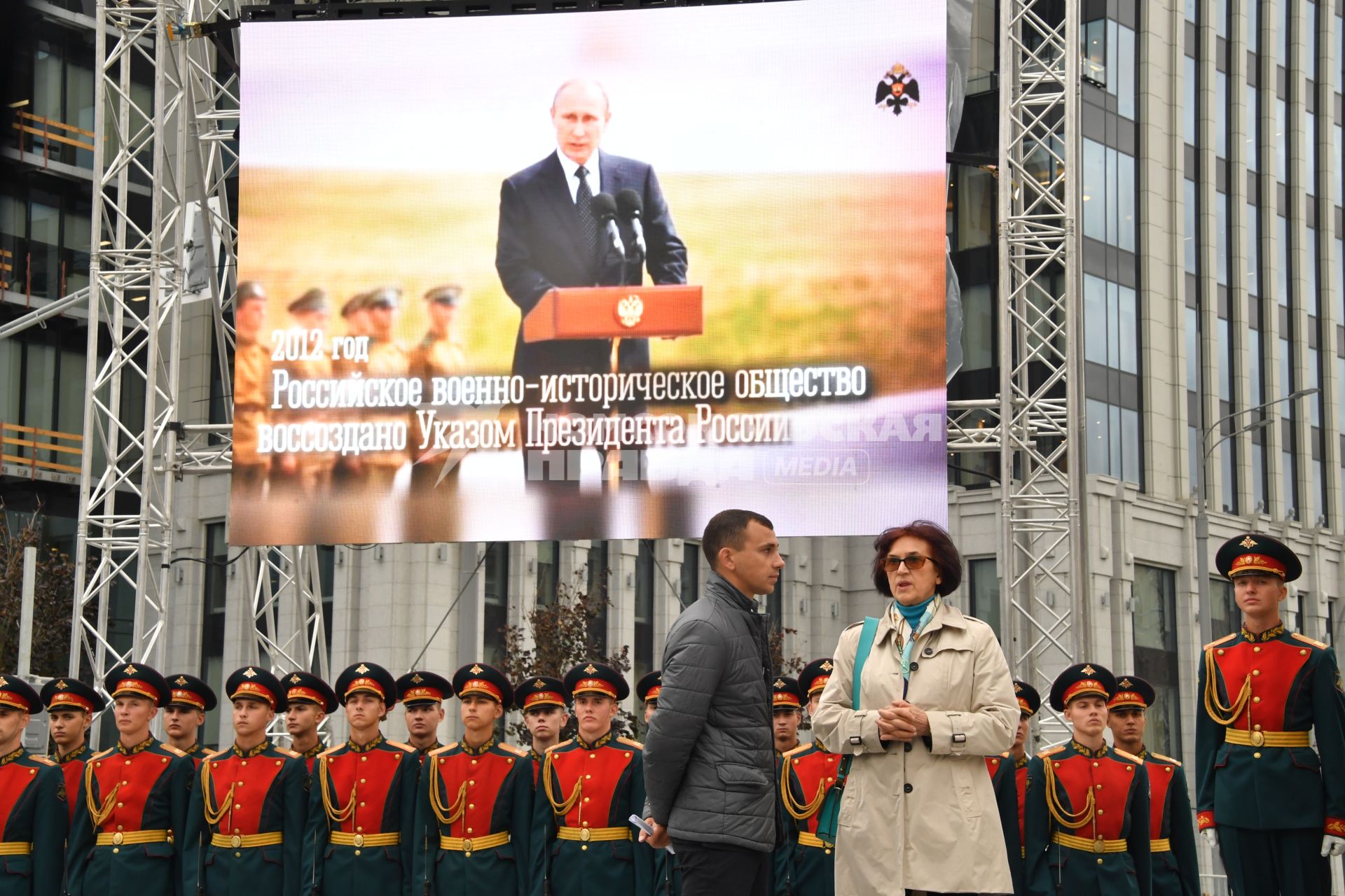 Москва. Дочь Михаила Калашникова, президент Межрегионального общественного фонда имени М.Т. Калашникова Елена Калашникова на церемонии открытия памятника оружейнику Михаилу Калашникову работы скульптора Салавата Щербакова в Москве.