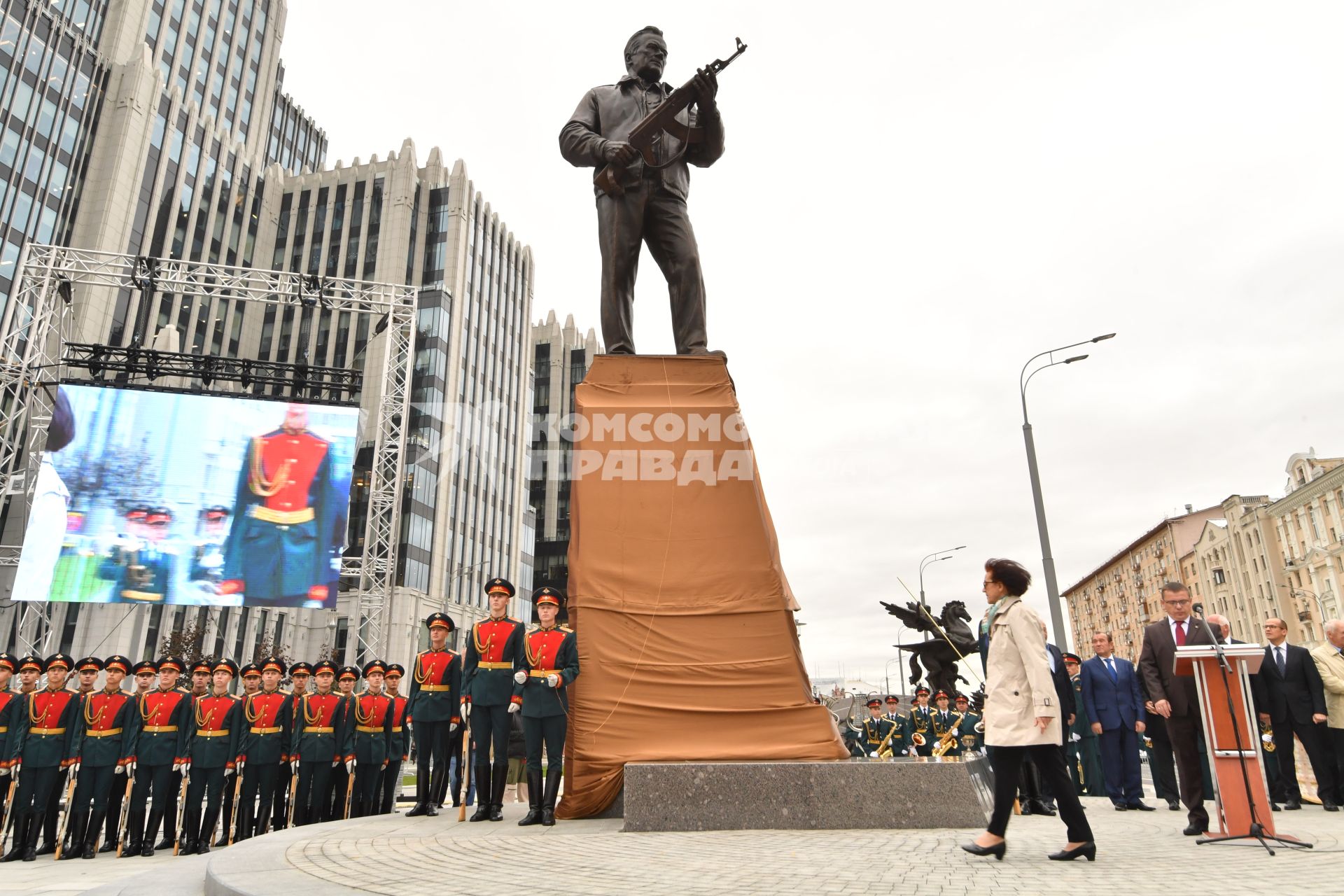 Москва. Дочь Михаила Калашникова, президент Межрегионального общественного фонда имени М.Т. Калашникова Елена Калашникова (справа) на церемонии открытия памятника оружейнику Михаилу Калашникову работы скульптора Салавата Щербакова в Москве.