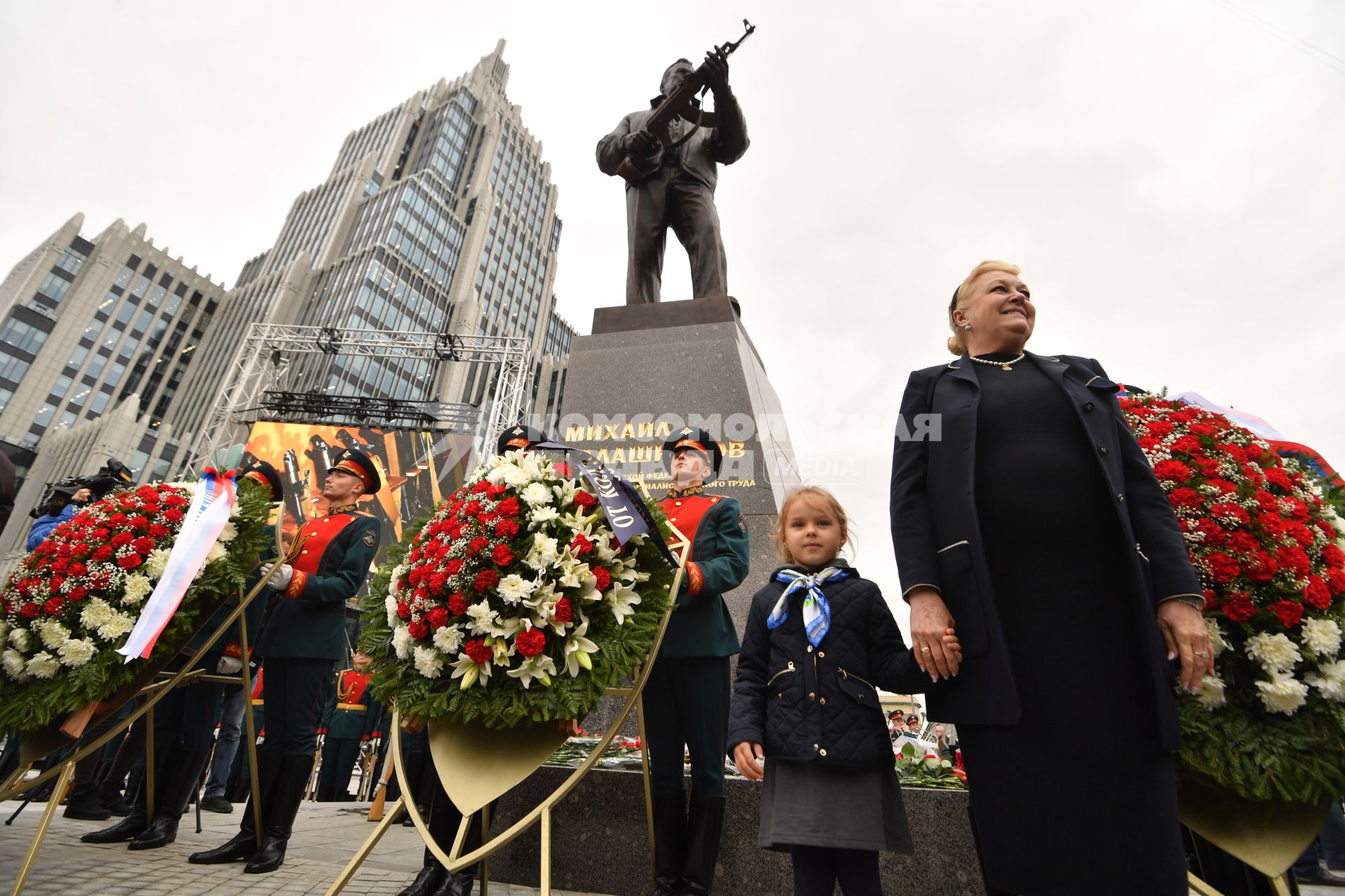 Москва. Внучка Михаила Калашникова на церемонии открытия памятника оружейнику Михаилу Калашникову работы скульптора Салавата Щербакова в Москве.