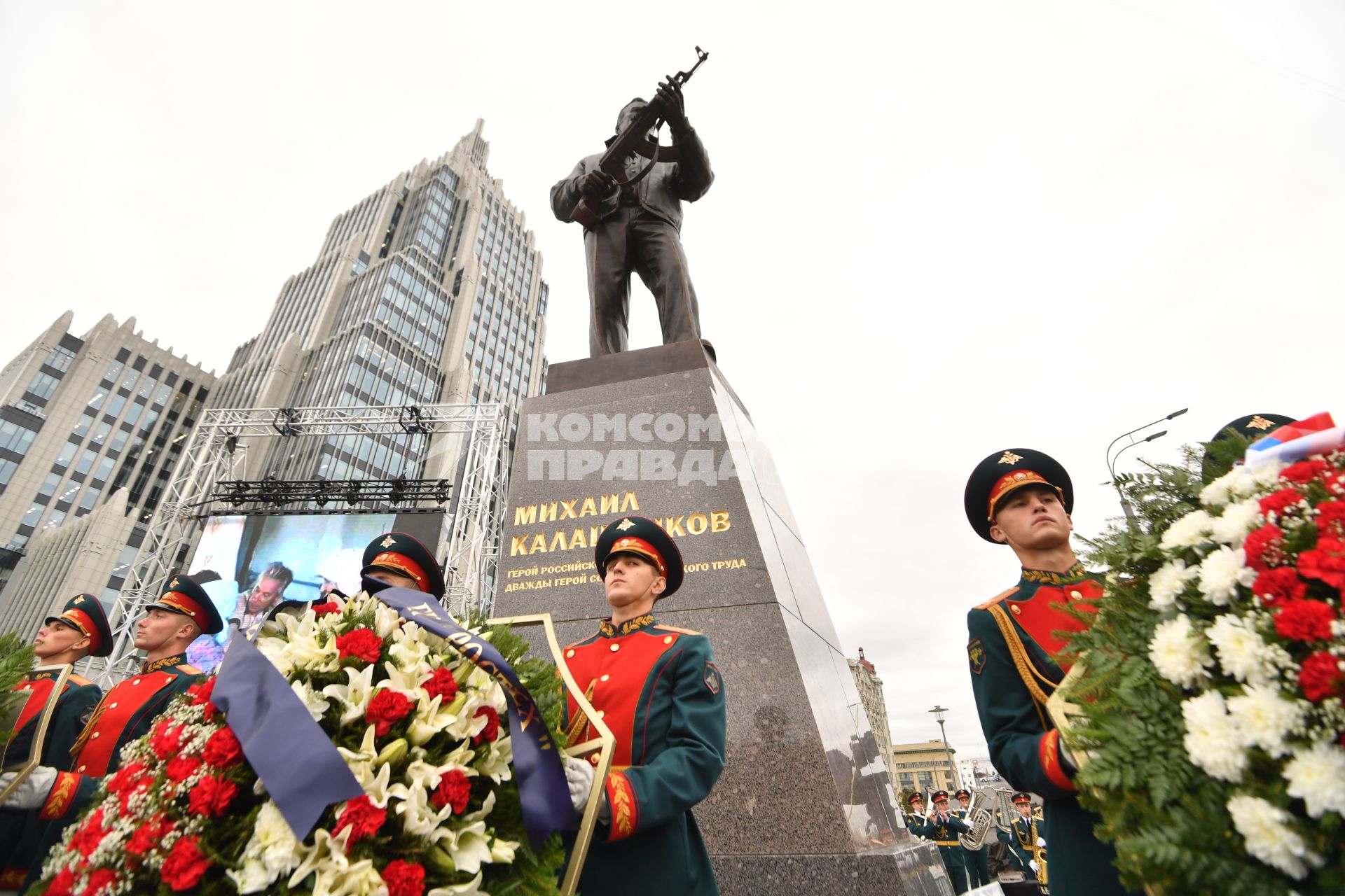 Москва. Открытие памятника оружейнику Михаилу Калашникову работы скульптора Салавата Щербакова в Москве.