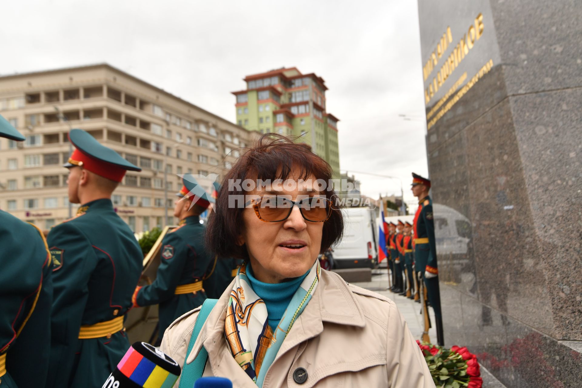 Москва. Дочь Михаила Калашникова, президент Межрегионального общественного фонда имени М.Т. Калашникова Елена Калашникова на церемонии открытия памятника оружейнику Михаилу Калашникову работы скульптора Салавата Щербакова в Москве.