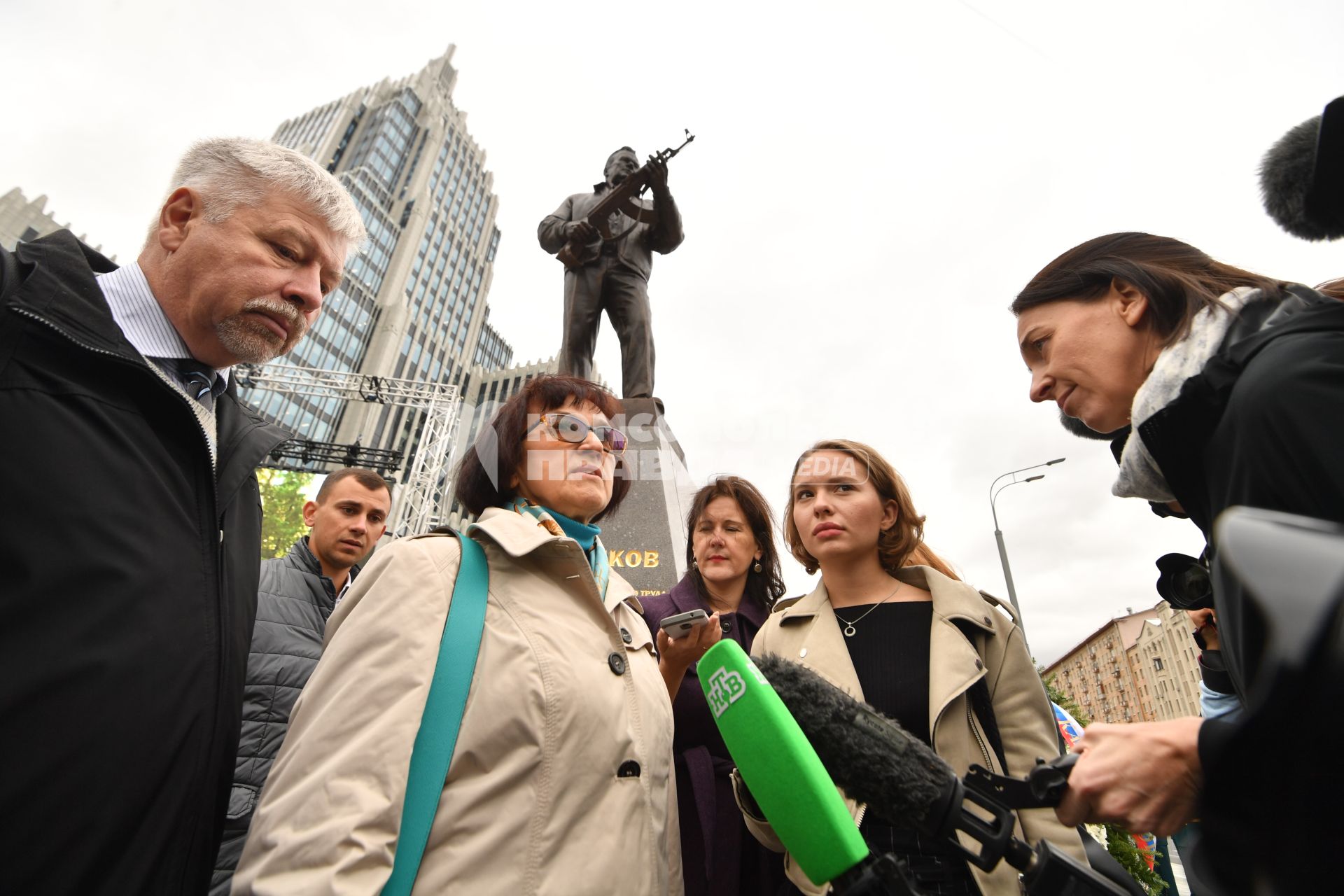 Москва. Дочь Михаила Калашникова, президент Межрегионального общественного фонда имени М.Т. Калашникова Елена Калашникова (слева) на церемонии открытия памятника оружейнику Михаилу Калашникову работы скульптора Салавата Щербакова в Москве.