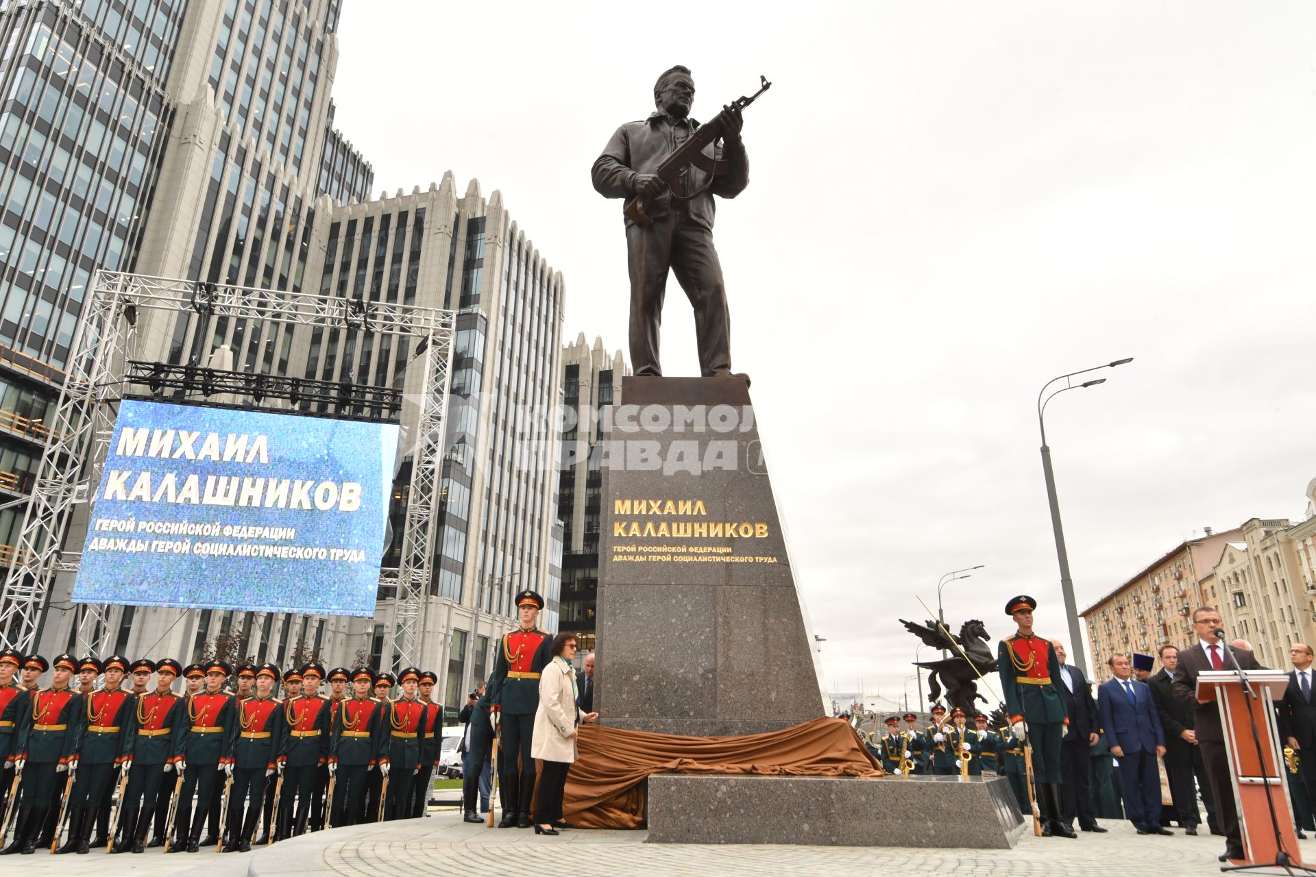 Москва. Дочь Михаила Калашникова, президент Межрегионального общественного фонда имени М.Т. Калашникова Елена Калашникова (слева) на церемонии открытия памятника оружейнику Михаилу Калашникову работы скульптора Салавата Щербакова в Москве.