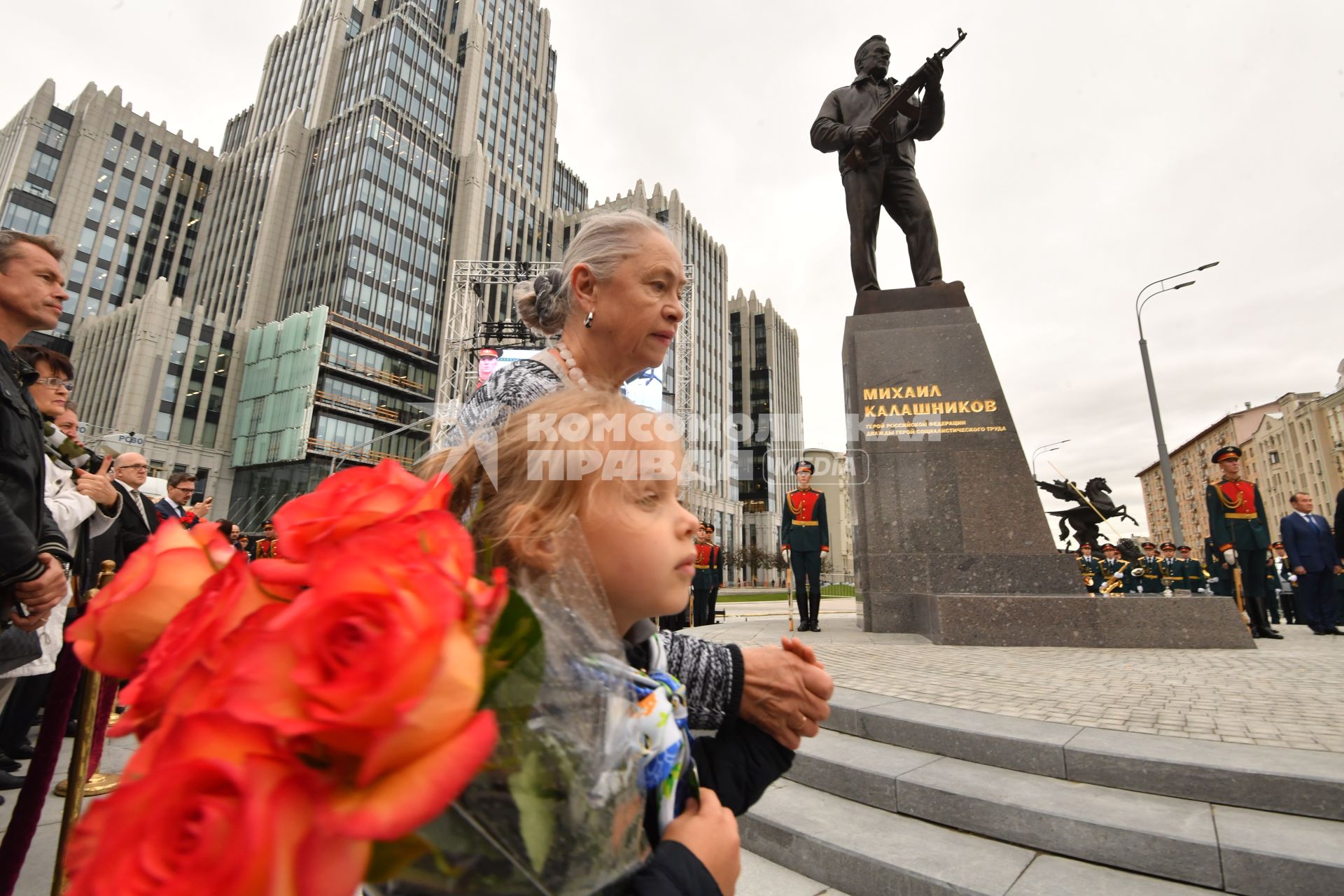 Москва. Дочь Михаила Калашникова Нелли с внучкой на церемонии открытия памятника оружейнику Михаилу Калашникову работы скульптора Салавата Щербакова в Москве.