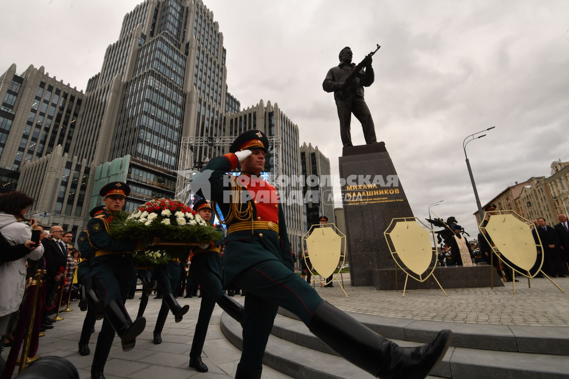 Москва. Открытие памятника оружейнику Михаилу Калашникову работы скульптора Салавата Щербакова в Москве.