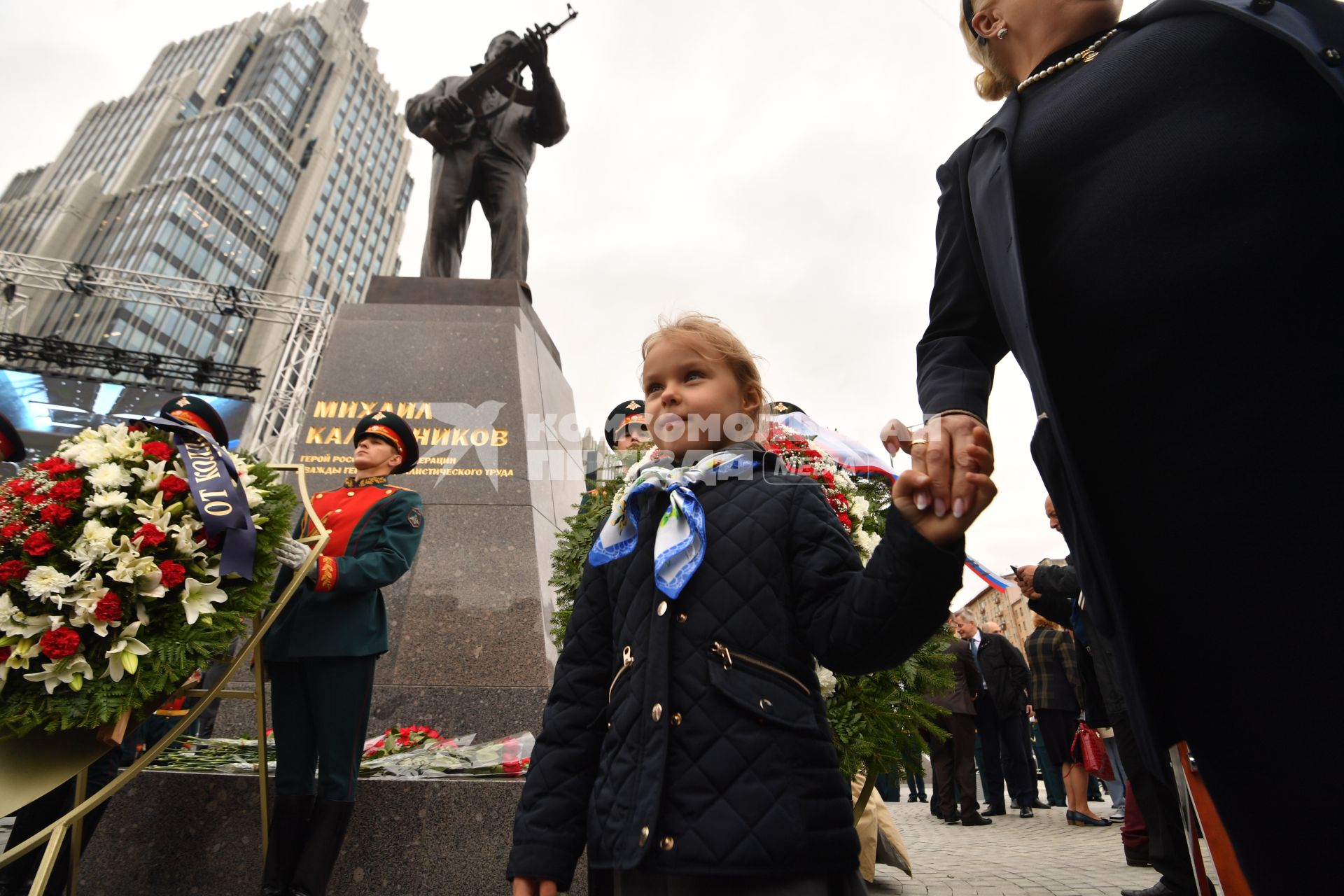 Москва. Внучка Михаила Калашникова на церемонии открытия памятника оружейнику Михаилу Калашникову работы скульптора Салавата Щербакова в Москве.