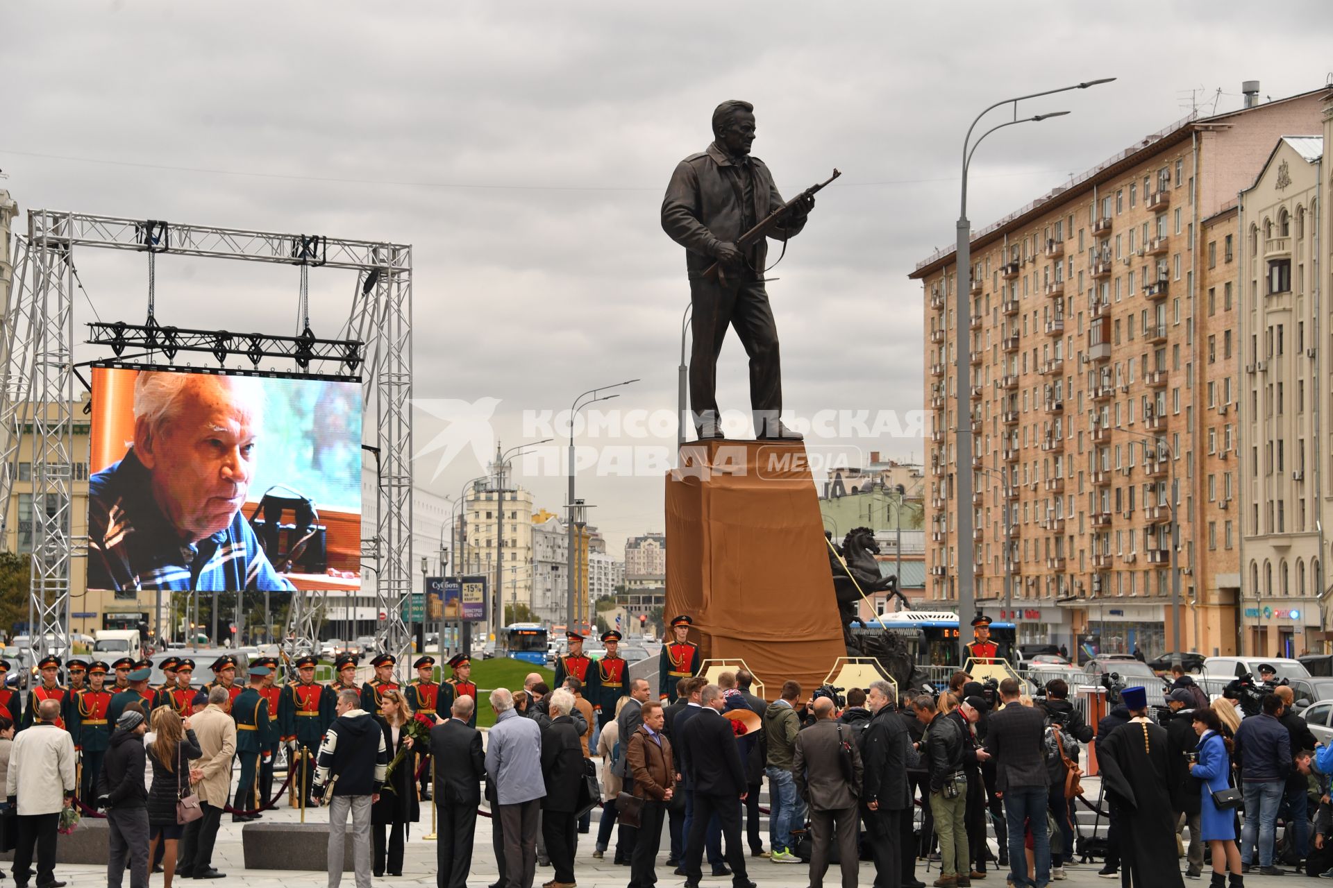 Москва. Открытие памятника оружейнику Михаилу Калашникову работы скульптора Салавата Щербакова в Москве.