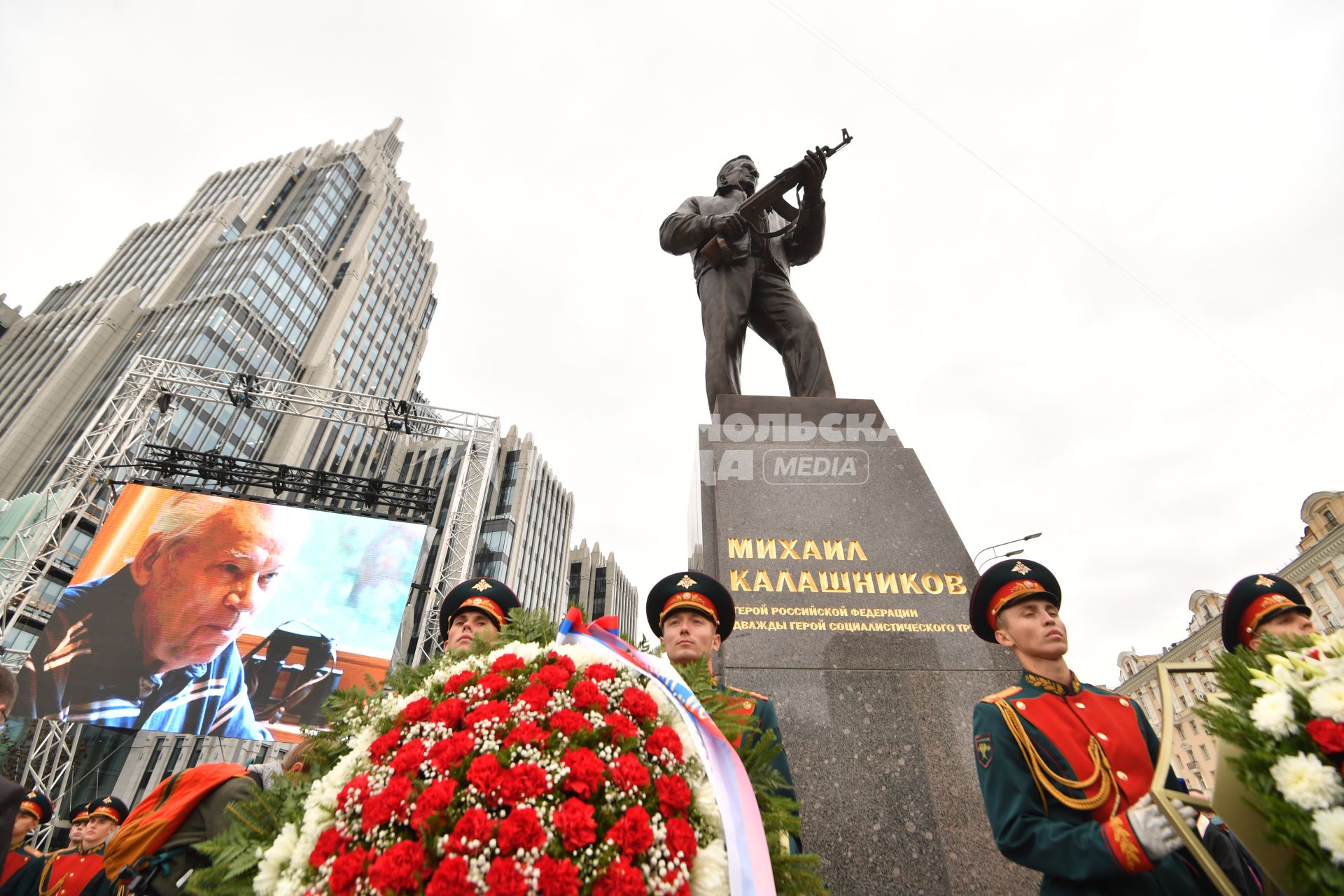 Москва. Открытие памятника оружейнику Михаилу Калашникову работы скульптора Салавата Щербакова в Москве.