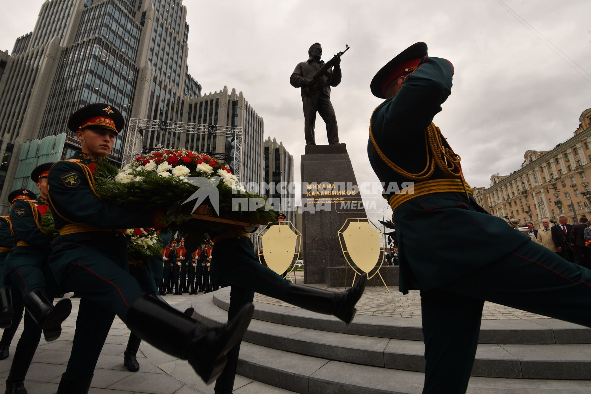 Москва. Открытие памятника оружейнику Михаилу Калашникову работы скульптора Салавата Щербакова в Москве.