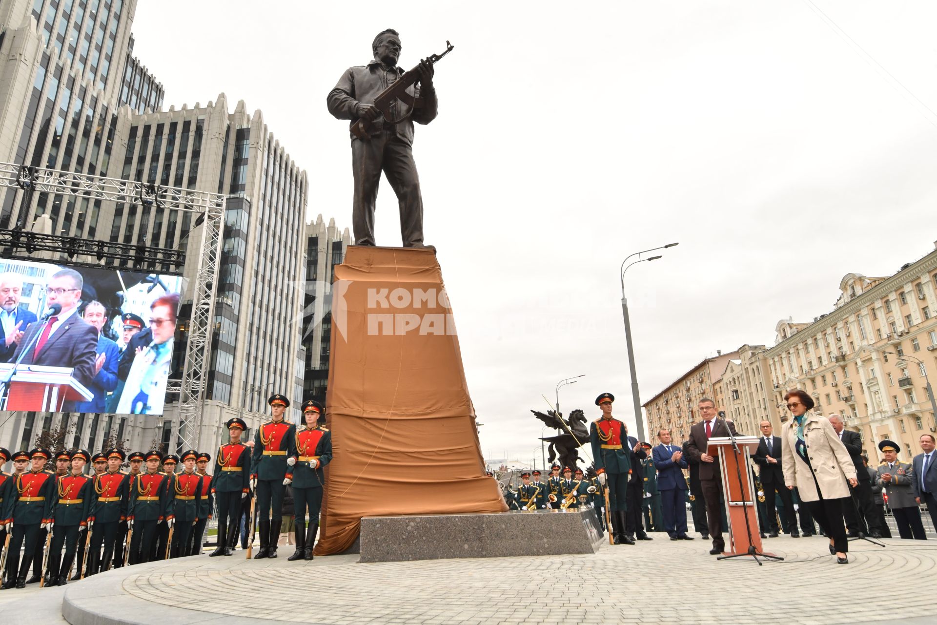 Москва. Дочь Михаила Калашникова, президент Межрегионального общественного фонда имени М.Т. Калашникова Елена Калашникова (справа) на церемонии открытия памятника оружейнику Михаилу Калашникову работы скульптора Салавата Щербакова в Москве.