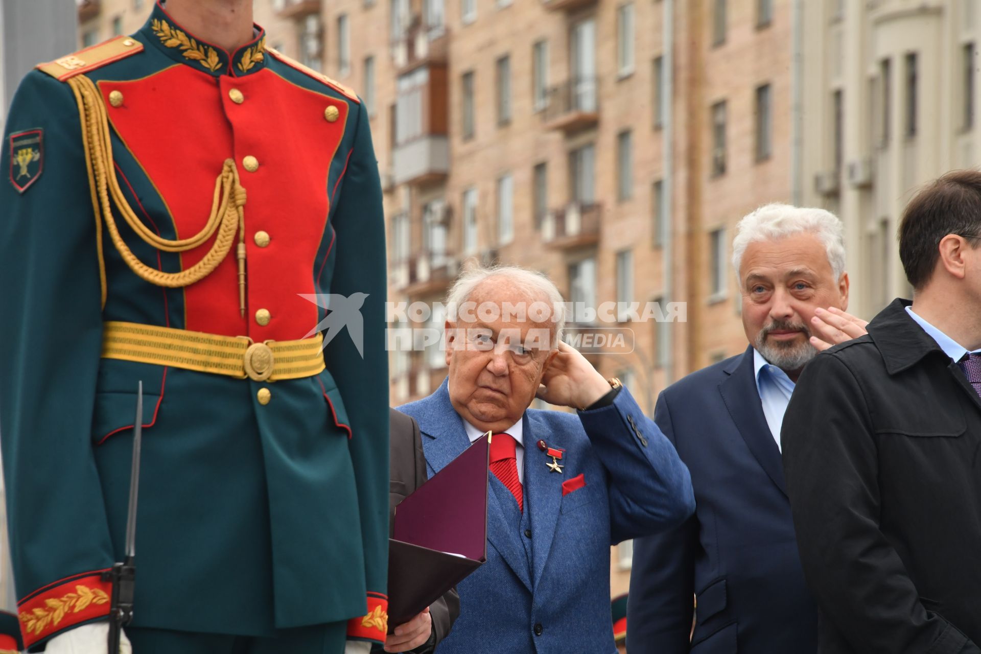 Москва. Президент Российской академии художеств (РАХ) Зураб Церетели (в центре) на церемонии открытия памятника оружейнику Михаилу Калашникову работы скульптора Салавата Щербакова в Москве.