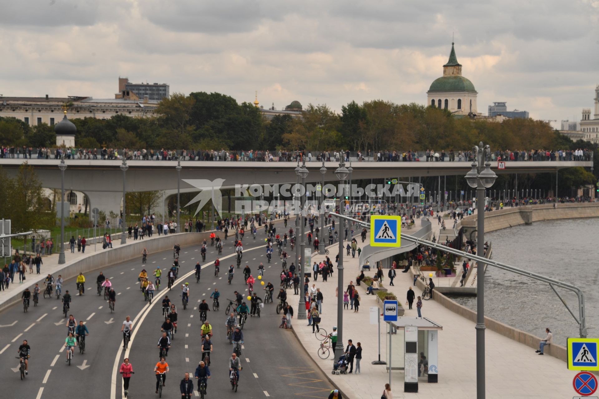 Москва.   Участники  осеннего  Московского Велопарада на Москворецкой набережной.