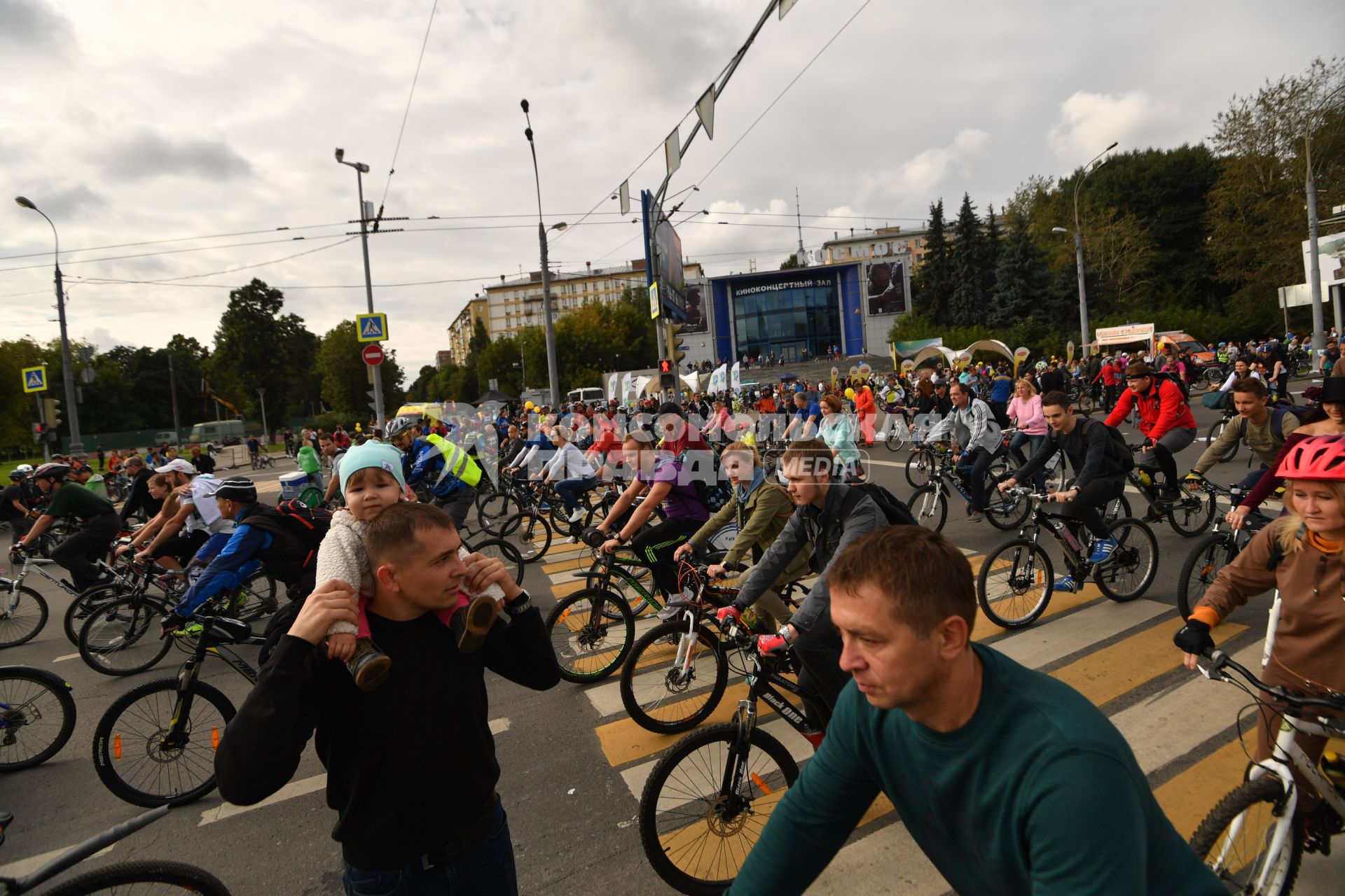 Москва.   Участники  осеннего  Московского Велопарада.