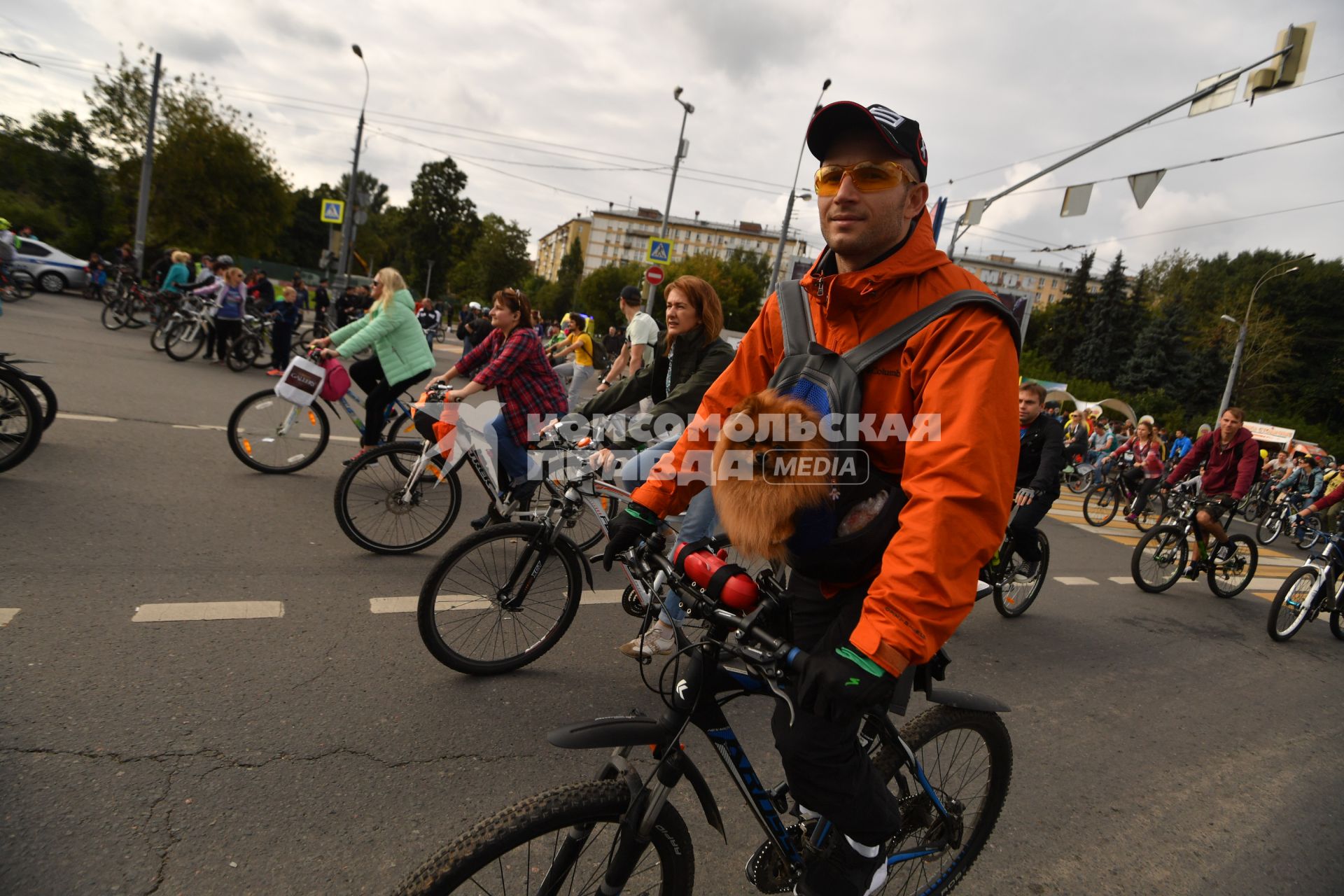 Москва.   Участники  осеннего  Московского Велопарада.