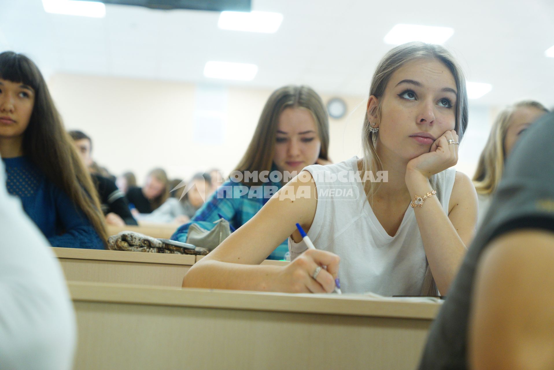 Екатеринбург. Студенты ВУЗа в \'римской\' аудитории во время занятий