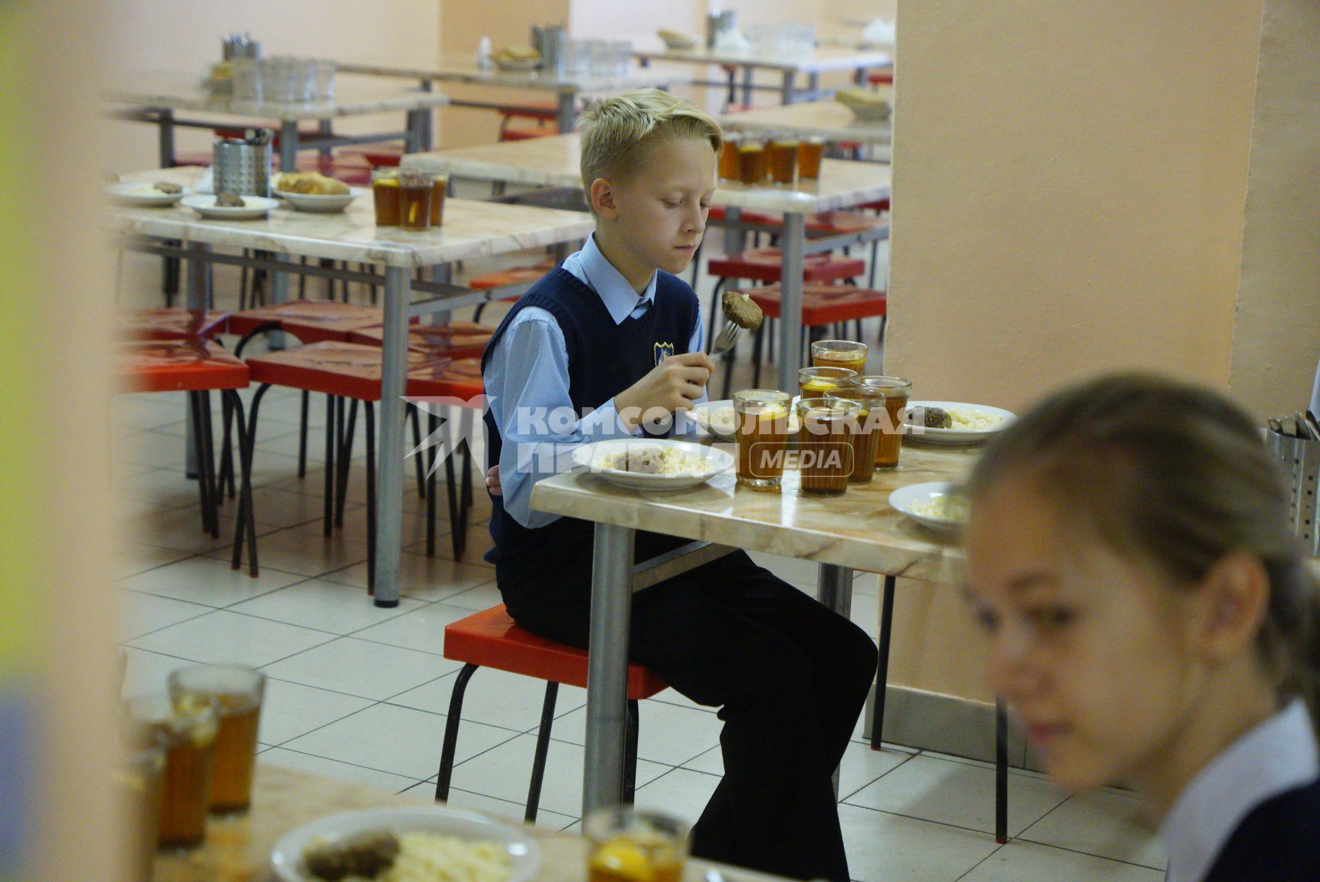 Екатеринбург. Ученики едят в школьной столовой