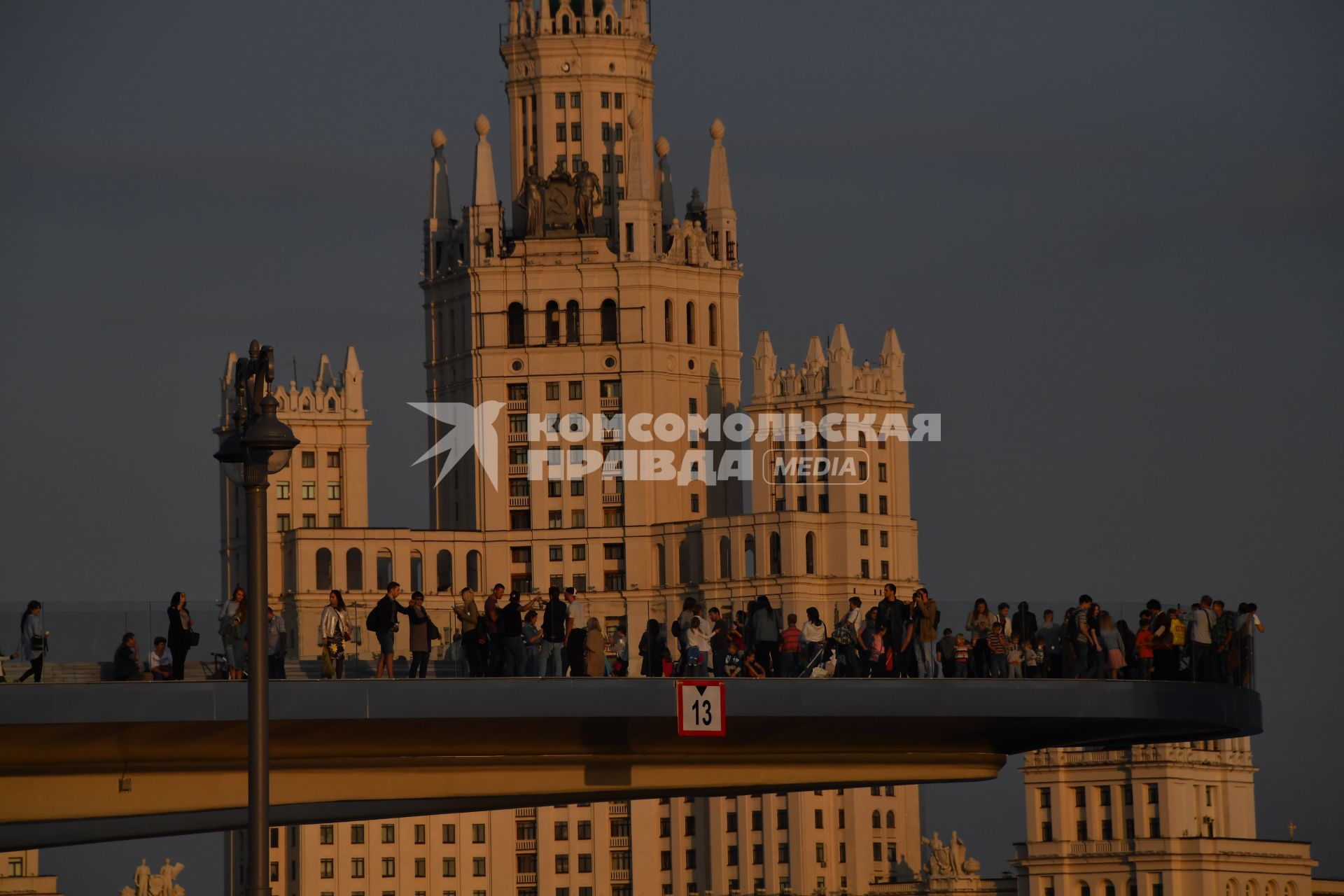 Москва. `Парящий мост` в парке `Зарядье` и высотное здание на Котельнической набережной.