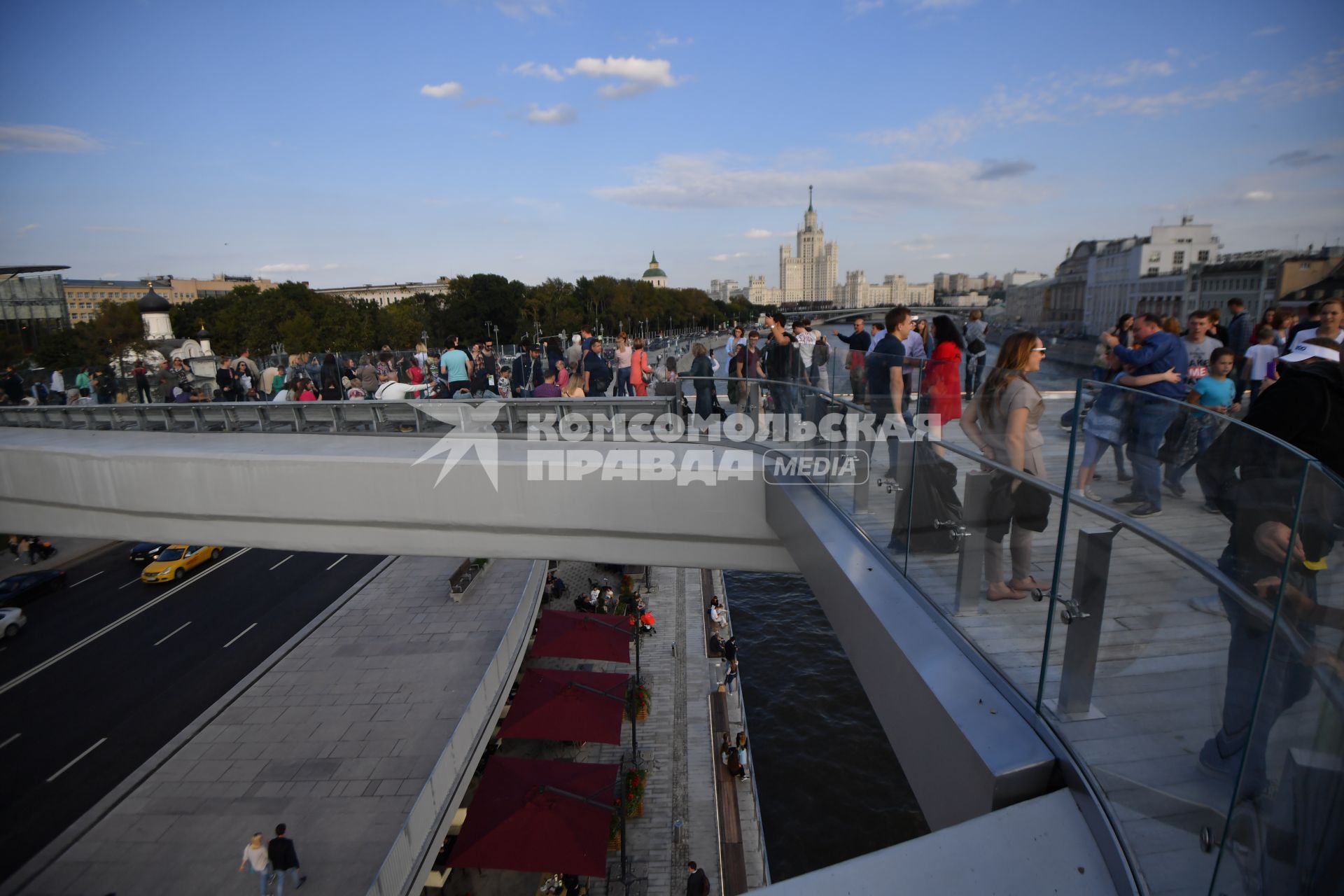 Москва. Посетили на `парящем мосту` в парке `Зарядье`.