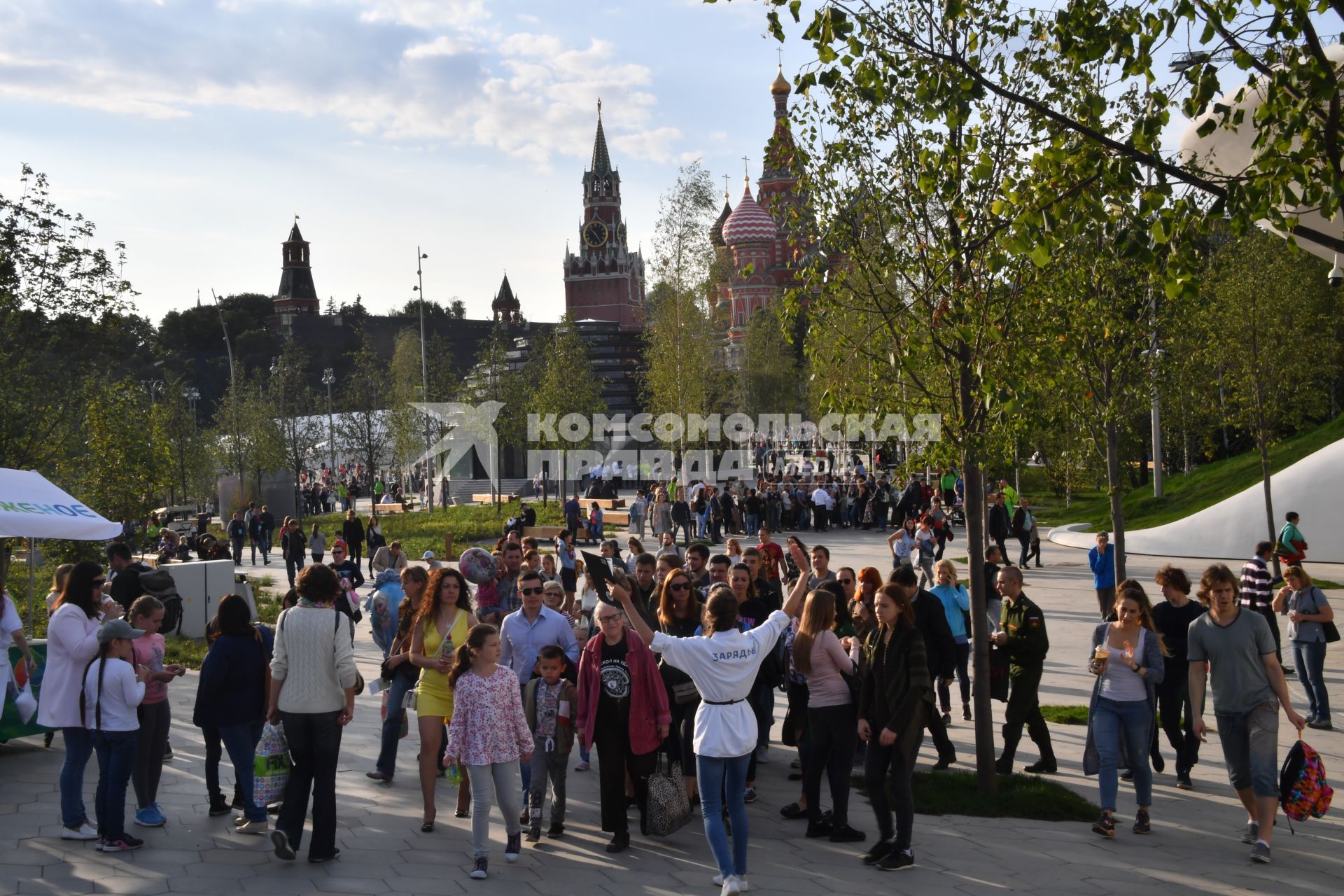 Москва. Экскурсия для посетителей в парке  `Зарядье`.