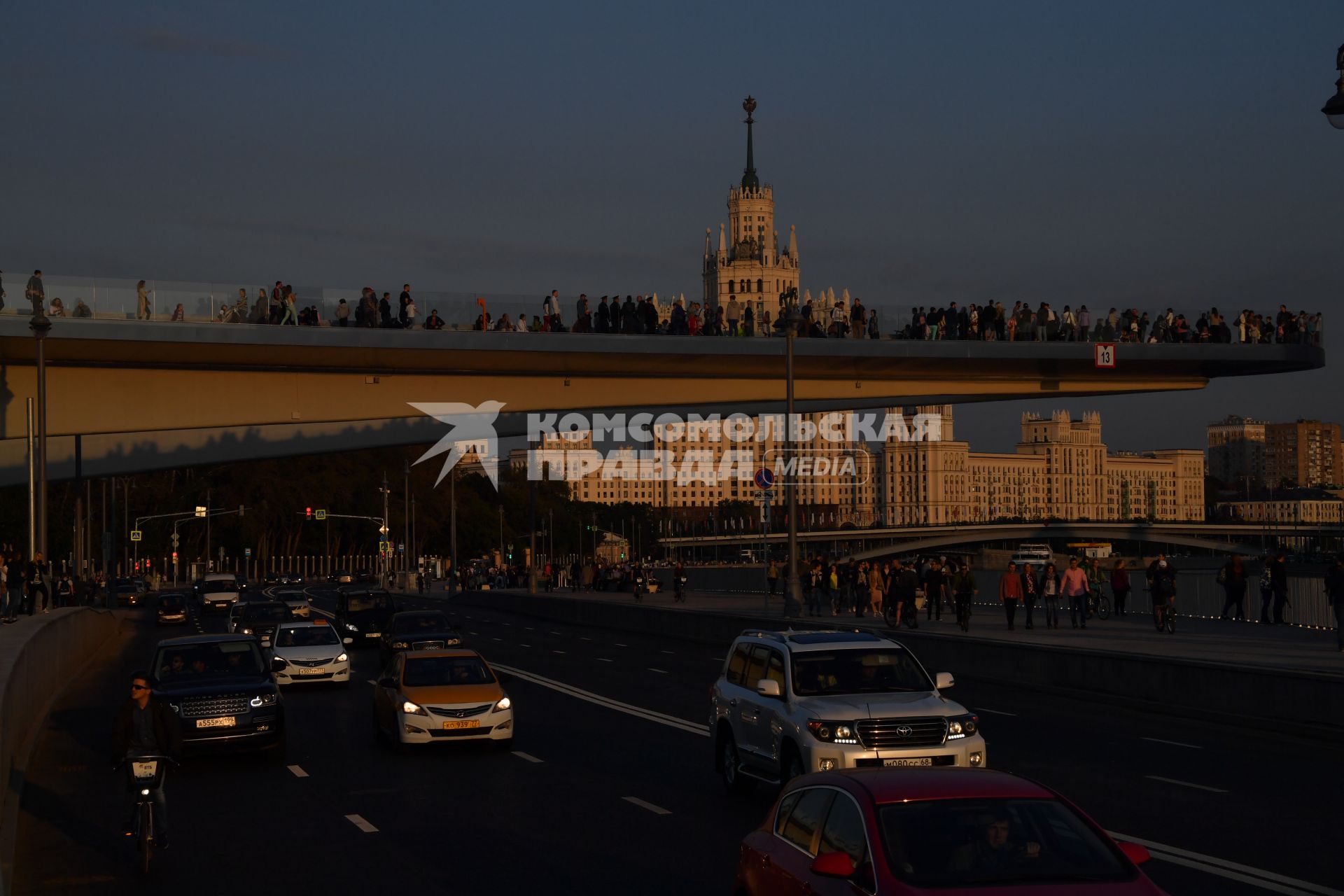 Москва. `Парящий` мост в парке `Зарядье` и высотное здание на Котельнической набережной (на заднем плане).