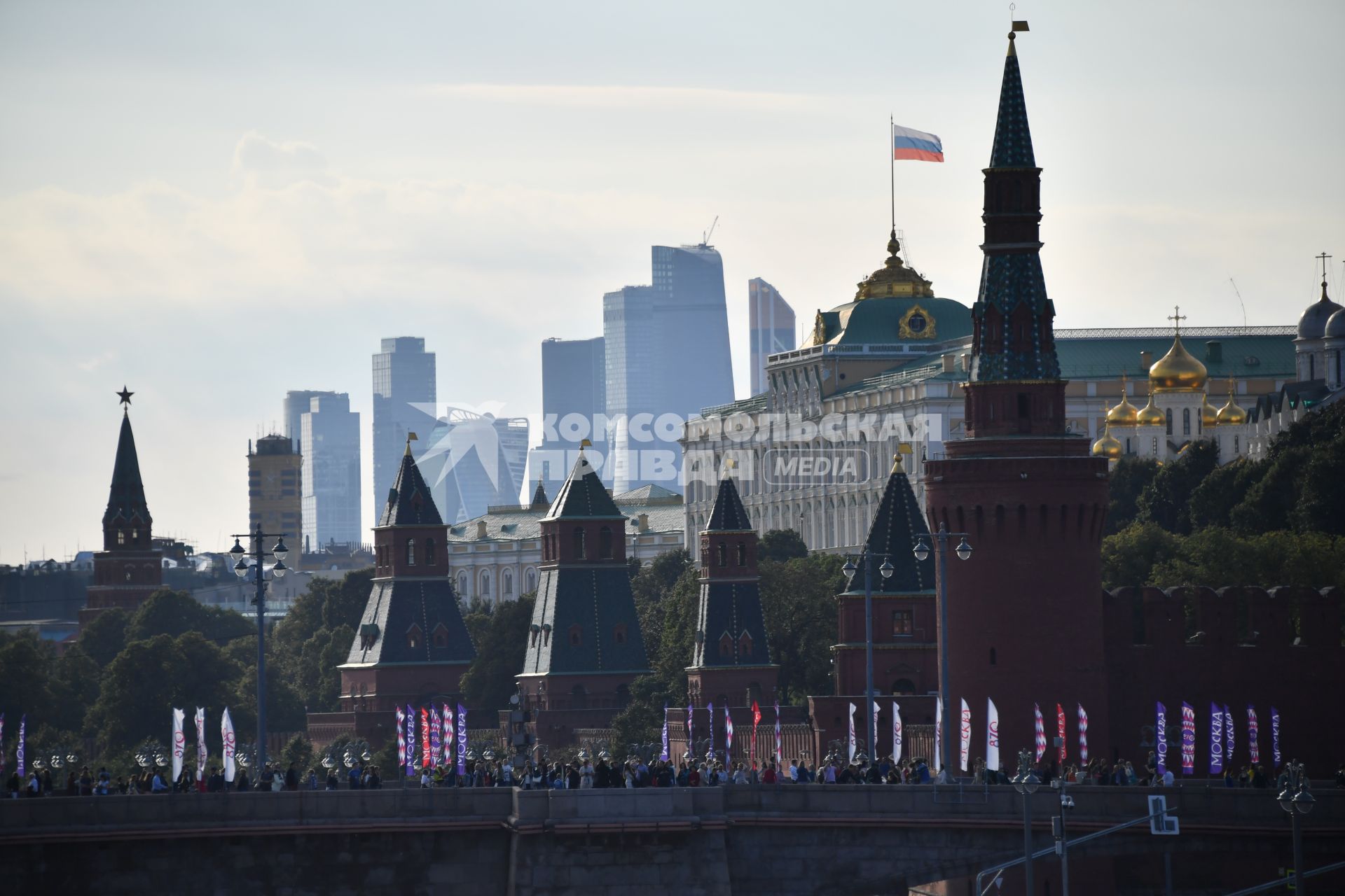 Москва.  Вид с `парящего` моста в парке `Зарядье` на Кремль и ММДЦ `Москва-сити`.