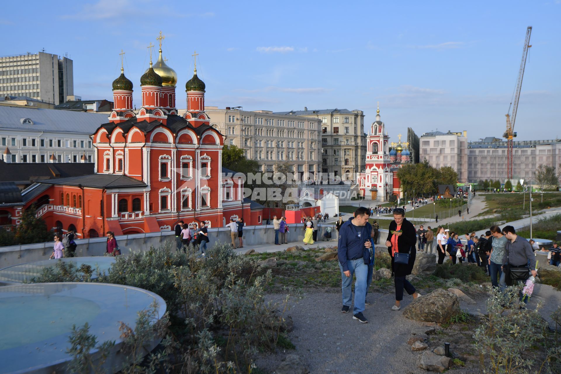 Москва. Собор Знаменского монастыря (слева) на территории природно-ландшафтного парка `Зарядье`.