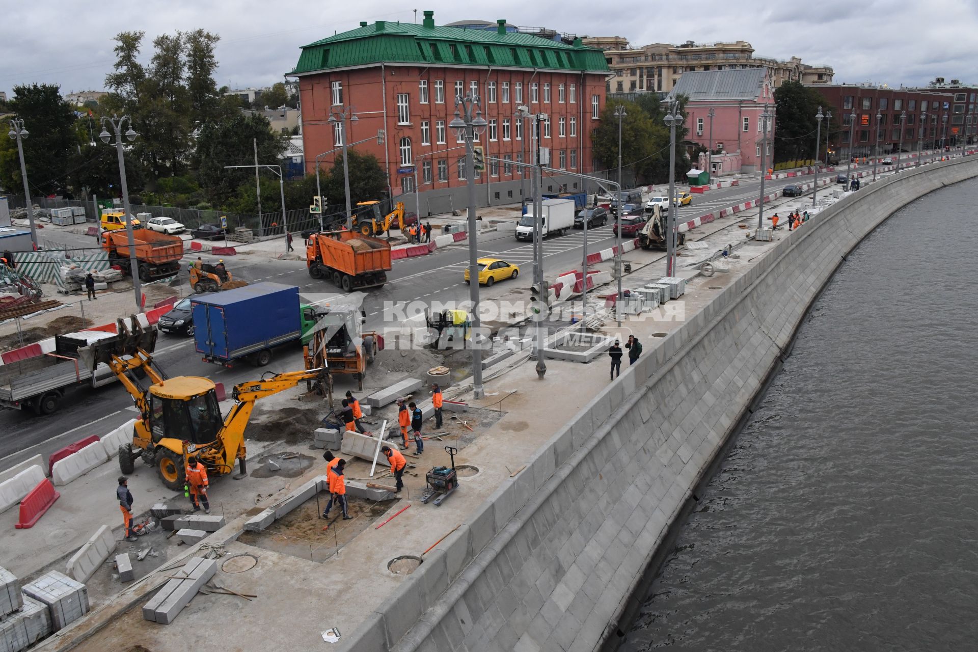 Москва.   Дорожные работы по укладке пешеходной плитки на Пречистенской набережной.