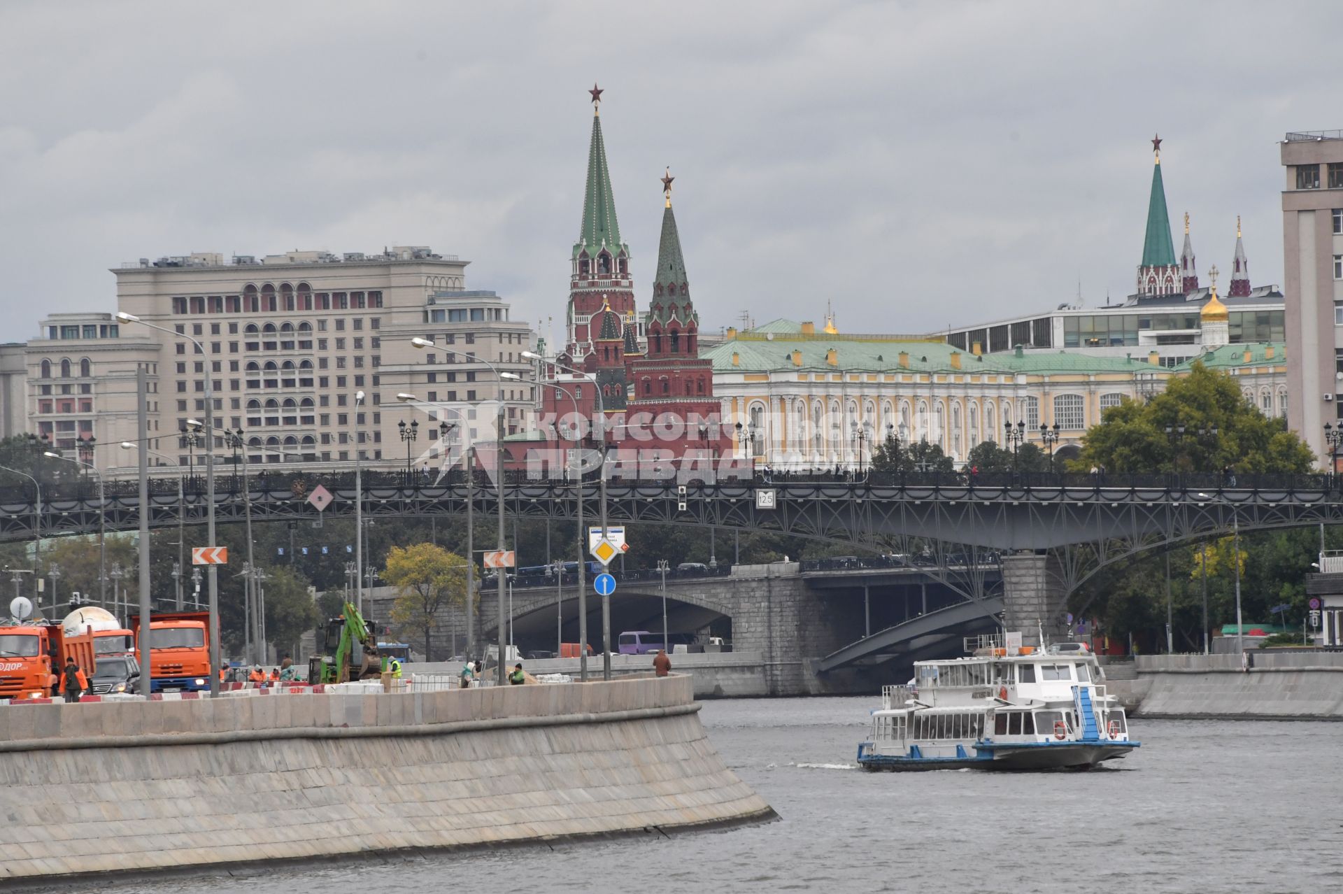 Москва.   Вид на башни Кремля и Патриарший мост.