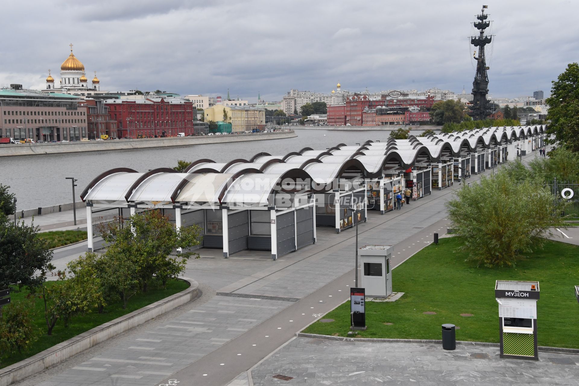 Москва.    Вид на  памятник Петру I и Крымскую набережную.