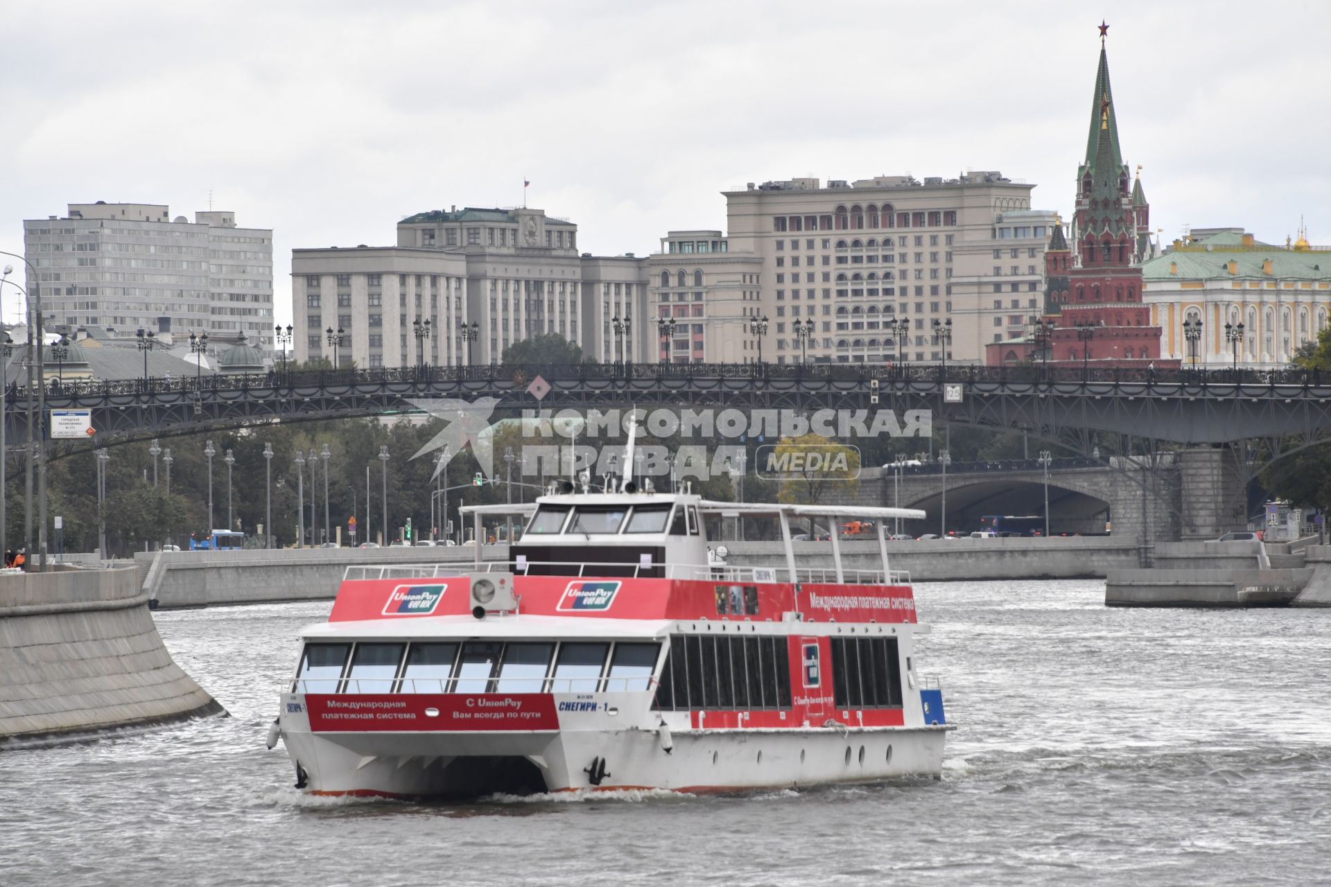 Москва.   Вид на башни Кремля и Патриарший мост.