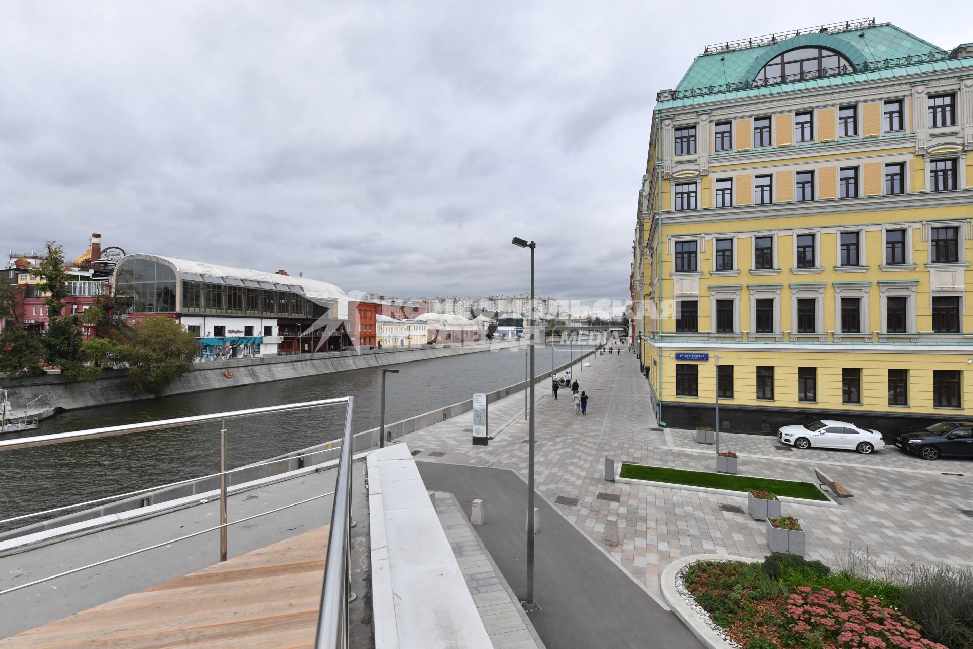 Москва.  Вид на Якиманскую набережную.