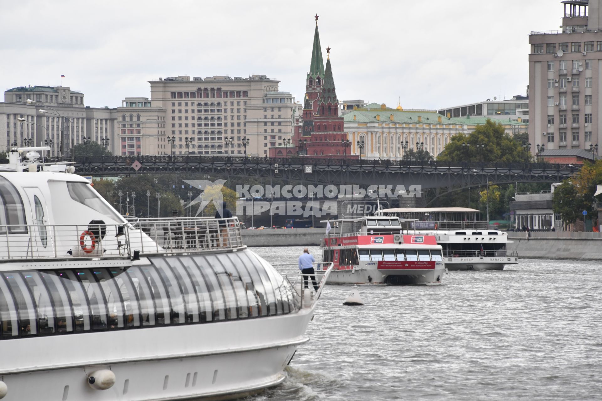 Москва.   Вид на башни Кремля и Патриарший мост.