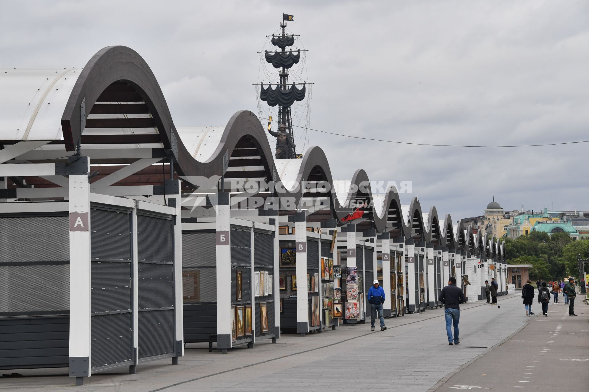 Москва.    Вид на  памятник Петру I и  павильоны на Крымской набережной.