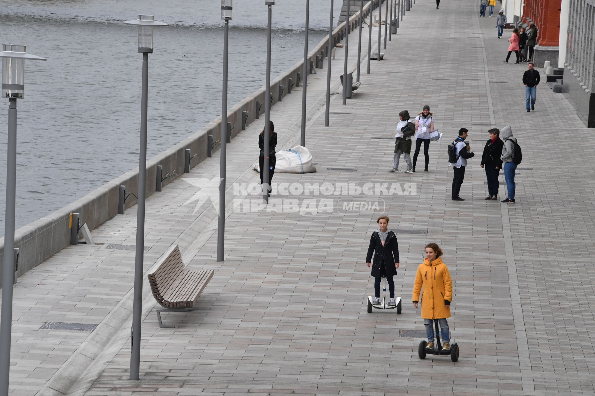 Москва.  Девушки на гироскутерах  на  Крымской  набережной.