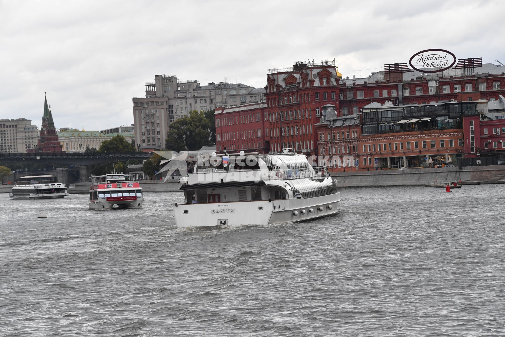 Москва.   Вид на башни Кремля и Берсеневскую набережную.